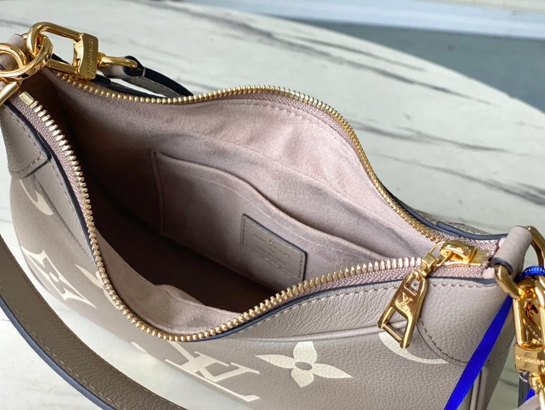 💰1040 (top layer leather) top original single M46112 elephant gray silk screen embossed This Bagatelle handbag is shaped with Monogram Empreinte soft grain leather, and the large embossed pattern is highlighted in the color contrast. Discover trendy carrying options with the detachable handle and detachable and adjustable shoulder strap. 24.0 x 18.0 x 7.0 cm (length x height x width)