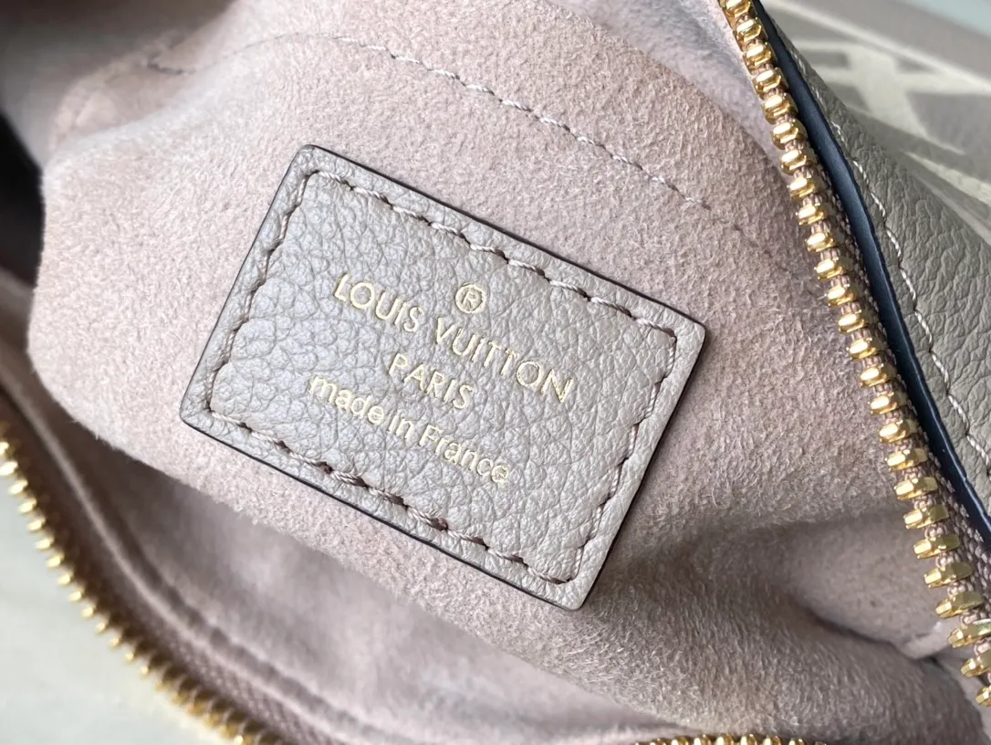 💰1040 (top layer leather) top original single M46112 elephant gray silk screen embossed This Bagatelle handbag is shaped with Monogram Empreinte soft grain leather, and the large embossed pattern is highlighted in the color contrast. Discover trendy carrying options with the detachable handle and detachable and adjustable shoulder strap. 24.0 x 18.0 x 7.0 cm (length x height x width)
