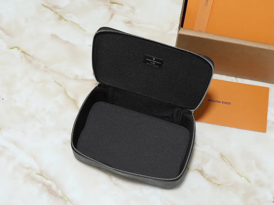 💰Large 130. Medium 120. Small 220💰Upgraded original M43690 M43689 M43688 old flower, black flower, black grid, jewelry box meets modern style travel jewelry box. Presbyopia storage box cosmetic bag box jewelry box, elegant red microfiber lining, this exquisite and elegant Monogram treasure can safely store earrings, necklaces, bracelets and rings. The size is large 34.0×22.0×8.5, medium 22.4x14x8.5, small 17x9.5x8.5 cm.