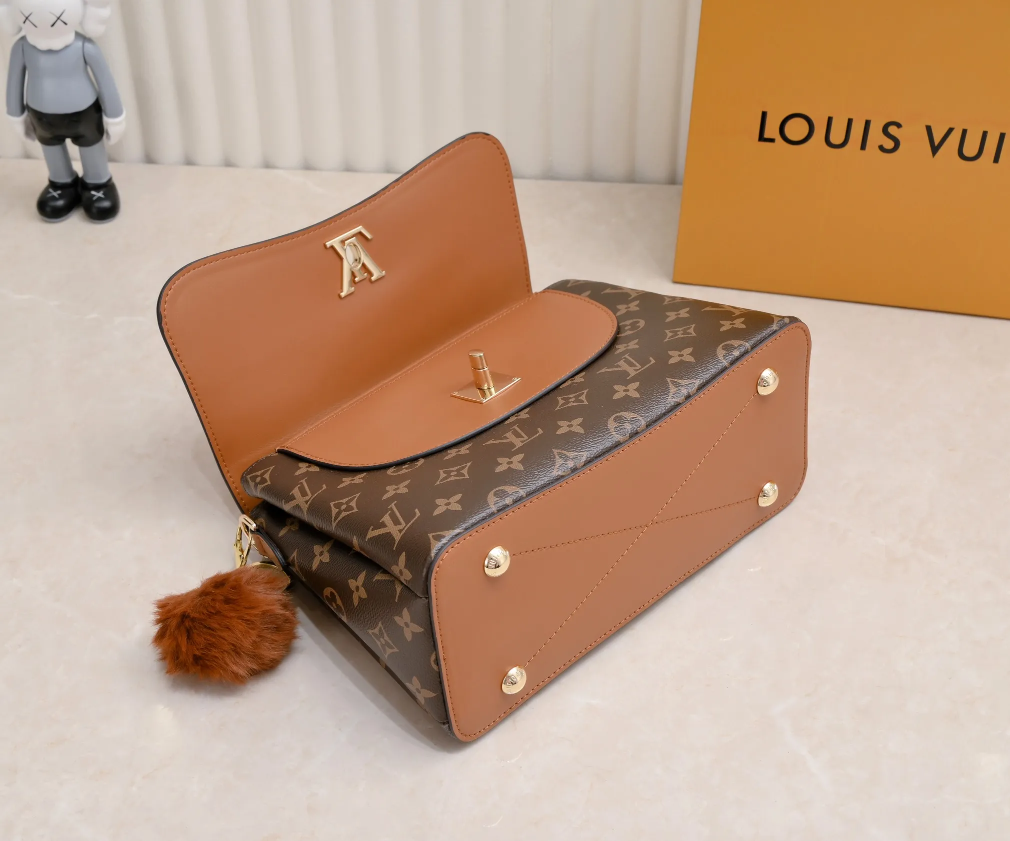 ¥500💰 Exclusive real shot-upgraded version ‼ ️New spring and summer products☀️ 💥Louis Vuitton 2023 popular practical and fashionable handheld crossbody model💪 Model: 56122🎉Color matching latest style Métis The unique shape exudes elegance. Presbyopic/yellow/original cowhide with original buckle hardware, made of soft Monogram canvas, has multiple practical pockets and three compartments. Size: length 27x height 18x ​​width 12cm