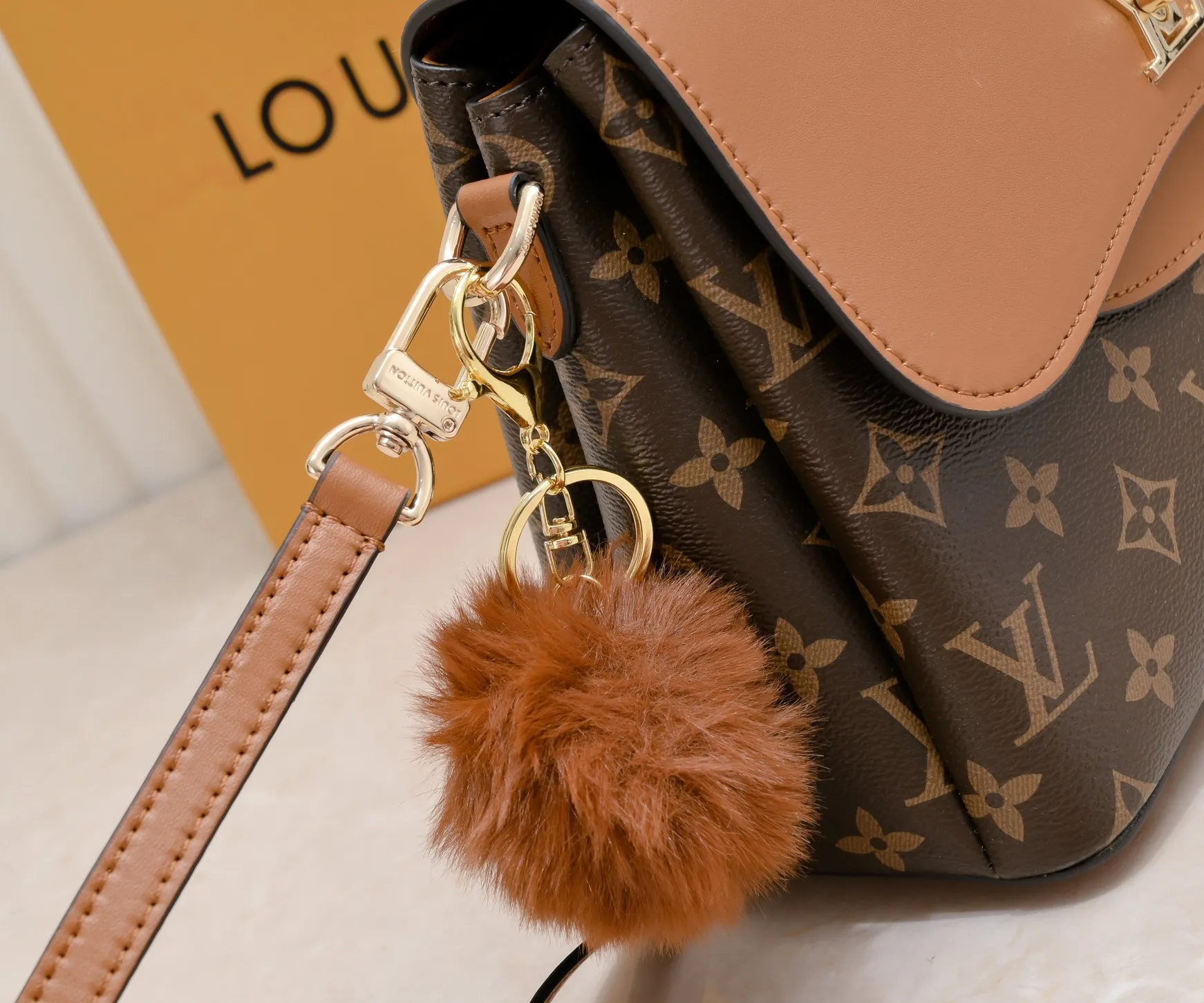 ¥500💰 Exclusive real shot-upgraded version ‼ ️New spring and summer products☀️ 💥Louis Vuitton 2023 popular practical and fashionable handheld crossbody model💪 Model: 56122🎉Color matching latest style Métis The unique shape exudes elegance. Presbyopic/yellow/original cowhide with original buckle hardware, made of soft Monogram canvas, has multiple practical pockets and three compartments. Size: length 27x height 18x ​​width 12cm