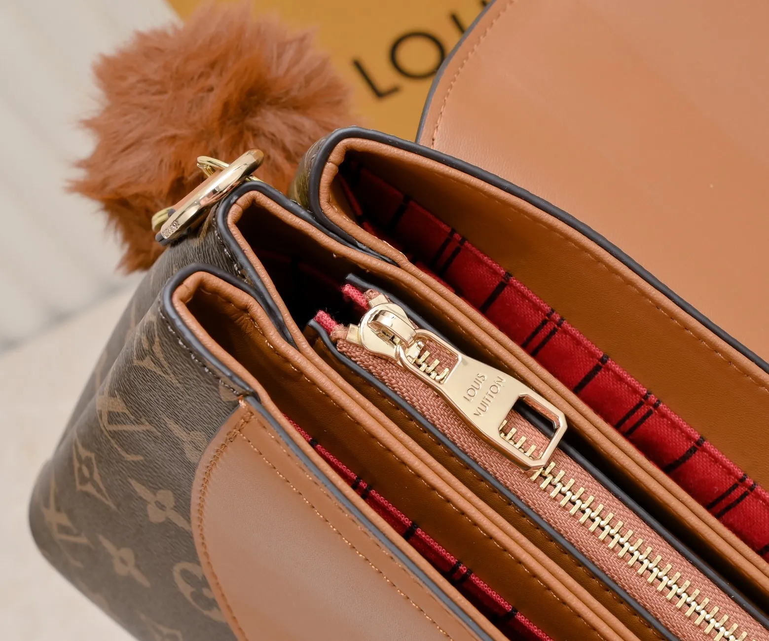 ¥500💰 Exclusive real shot-upgraded version ‼ ️New spring and summer products☀️ 💥Louis Vuitton 2023 popular practical and fashionable handheld crossbody model💪 Model: 56122🎉Color matching latest style Métis The unique shape exudes elegance. Presbyopic/yellow/original cowhide with original buckle hardware, made of soft Monogram canvas, has multiple practical pockets and three compartments. Size: length 27x height 18x ​​width 12cm