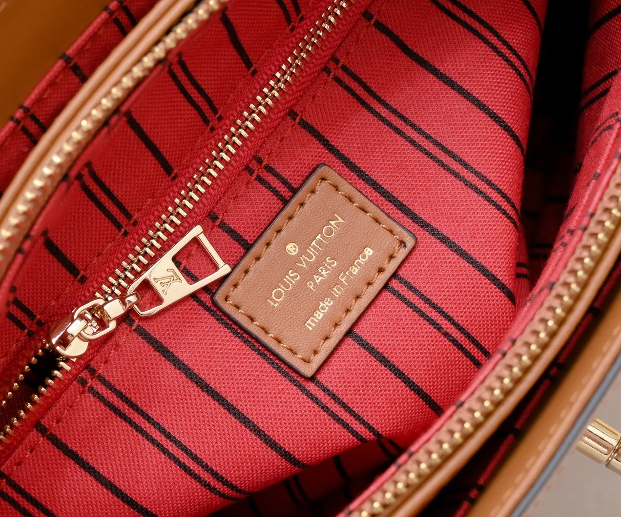 ¥500💰 Exclusive real shot-upgraded version ‼ ️New spring and summer products☀️ 💥Louis Vuitton 2023 popular practical and fashionable handheld crossbody model💪 Model: 56122🎉Color matching latest style Métis The unique shape exudes elegance. Presbyopic/yellow/original cowhide with original buckle hardware, made of soft Monogram canvas, has multiple practical pockets and three compartments. Size: length 27x height 18x ​​width 12cm