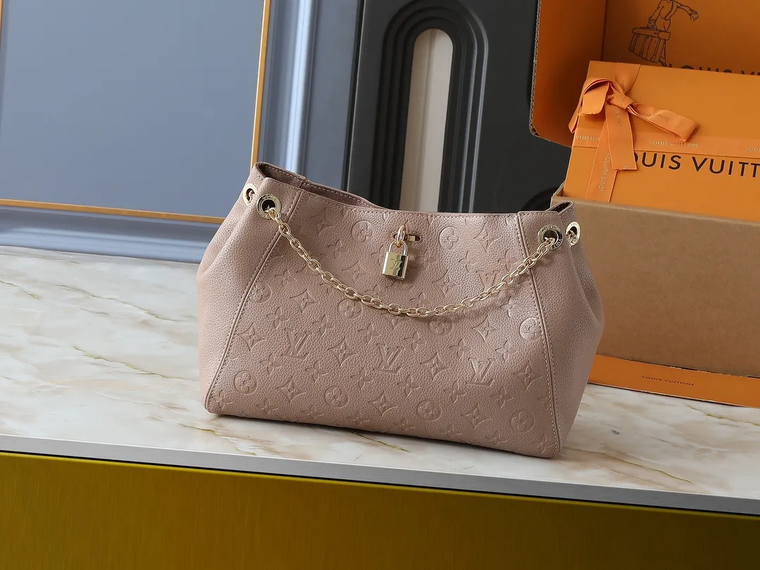 💰260💰Upgraded from the original M14324 M14414 M14659. This Anytime small handbag goes back to the Promenade handbag that was born in 1988. It uses modern touches to create a chic choice for both day and night. Monogram Empreinte leather creates ample space for storing daily necessities. The LV padlock can also be hung from the sliding chain shoulder strap, allowing you to easily explore a variety of styling possibilities and carrying methods. Dimensions: 34.0 x 20.0 x 13.0 cm (length x height x width)
