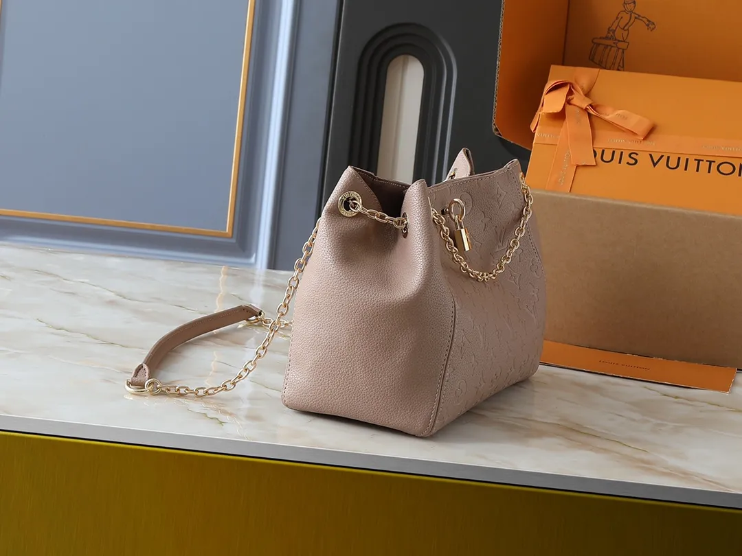 💰260💰Upgraded from the original M14324 M14414 M14659. This Anytime small handbag goes back to the Promenade handbag that was born in 1988. It uses modern touches to create a chic choice for both day and night. Monogram Empreinte leather creates ample space for storing daily necessities. The LV padlock can also be hung from the sliding chain shoulder strap, allowing you to easily explore a variety of styling possibilities and carrying methods. Dimensions: 34.0 x 20.0 x 13.0 cm (length x height x width)