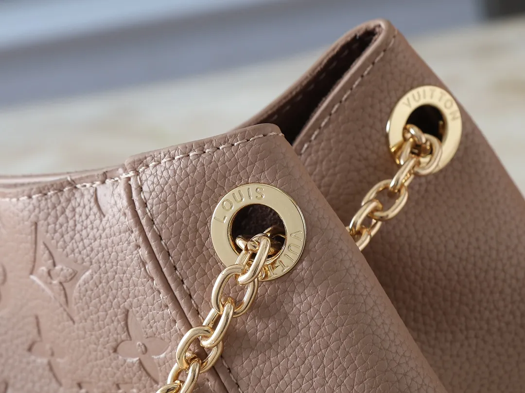 💰260💰Upgraded from the original M14324 M14414 M14659. This Anytime small handbag goes back to the Promenade handbag that was born in 1988. It uses modern touches to create a chic choice for both day and night. Monogram Empreinte leather creates ample space for storing daily necessities. The LV padlock can also be hung from the sliding chain shoulder strap, allowing you to easily explore a variety of styling possibilities and carrying methods. Dimensions: 34.0 x 20.0 x 13.0 cm (length x height x width)