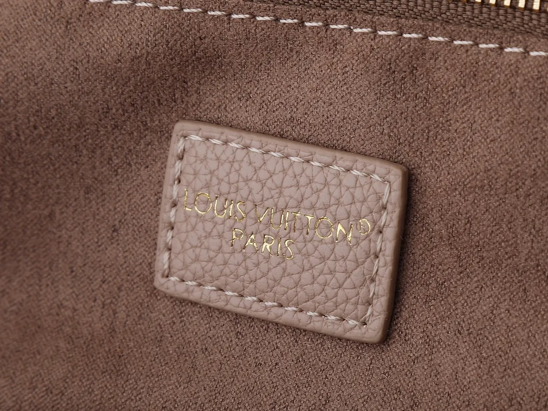 💰260💰Upgraded from the original M14324 M14414 M14659. This Anytime small handbag goes back to the Promenade handbag that was born in 1988. It uses modern touches to create a chic choice for both day and night. Monogram Empreinte leather creates ample space for storing daily necessities. The LV padlock can also be hung from the sliding chain shoulder strap, allowing you to easily explore a variety of styling possibilities and carrying methods. Dimensions: 34.0 x 20.0 x 13.0 cm (length x height x width)
