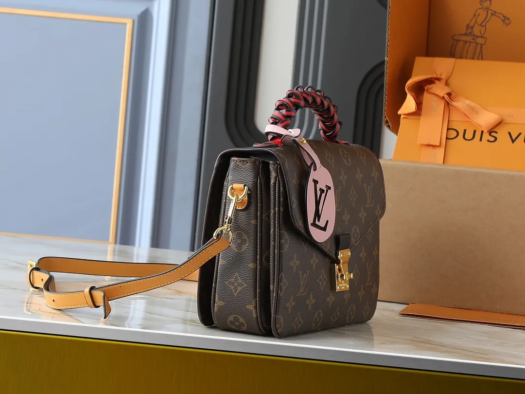 💰280💰Upgraded original M40780 💠POCHETTE METIS handbag M44668 maroon M45152 white M43984 orange messenger bag woven handbag Hand-woven and decorated with dyed edges, the exquisite leather handle gives this Pochette Metis handbag a unique charm. The use of colorful smooth cowhide fabric and classic Monogram canvas material highlights a strong sense of contrast. The large LV leather accessories add eye-catching highlights to this compact and compact handbag. Equipped with a detachable strap for hands-free convenience 💠Detailed features 25.0 x 19.0 x 7.0 cm (Length x Height x Width)