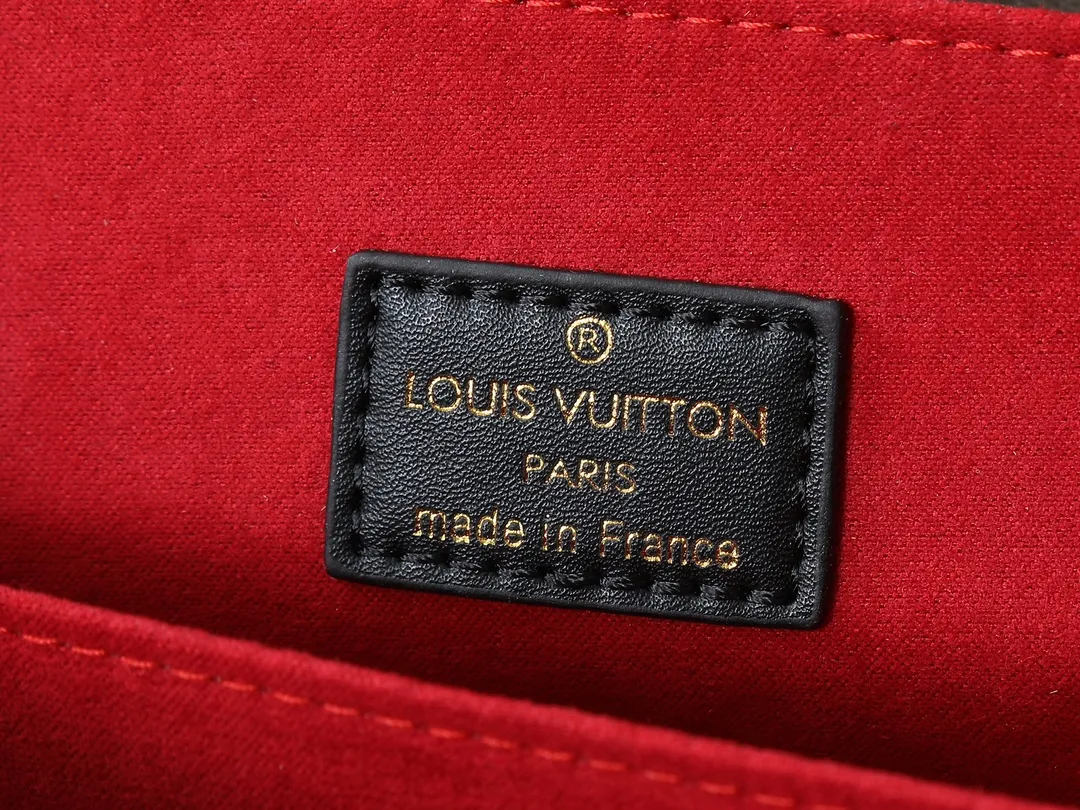 💰280💰Upgraded original M40780 💠POCHETTE METIS handbag M44668 maroon M45152 white M43984 orange messenger bag woven handbag Hand-woven and decorated with dyed edges, the exquisite leather handle gives this Pochette Metis handbag a unique charm. The use of colorful smooth cowhide fabric and classic Monogram canvas material highlights a strong sense of contrast. The large LV leather accessories add eye-catching highlights to this compact and compact handbag. Equipped with a detachable strap for hands-free convenience 💠Detailed features 25.0 x 19.0 x 7.0 cm (Length x Height x Width)