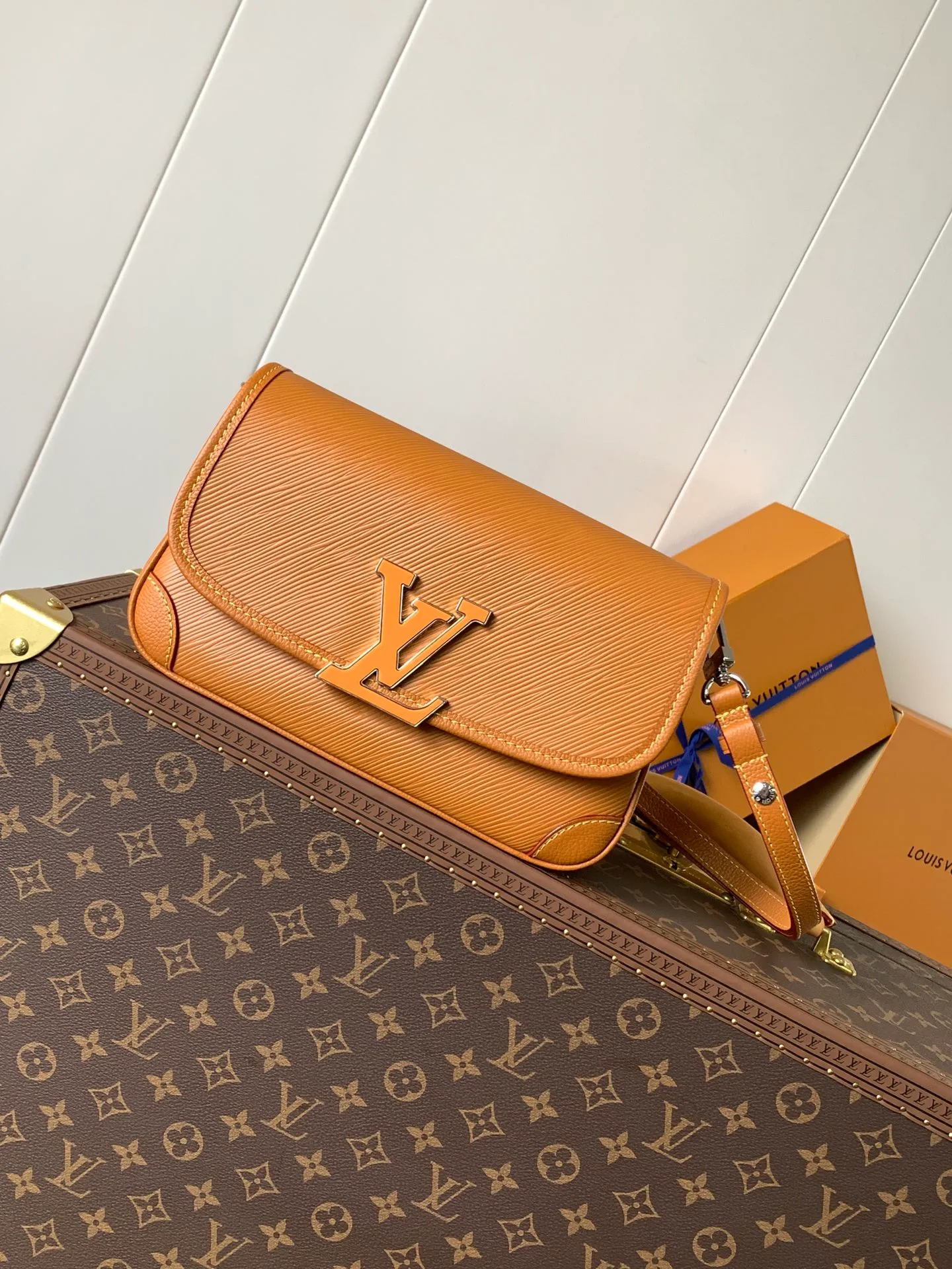 💰1160 (top layer leather) top quality original order, transcoding chip M59386 black M59457 white M59459 caramel top layer cowhide This Buci handbag is made of iconic Epi leather, with smooth leather outlines the corners and lining, achieving a classic soft silhouette. The resin LV logo adds a modern touch, and the adjustable strap allows for comfortable shoulder or cross-body wear.  Dimensions: 24.5 x 15.5 x 9 cm