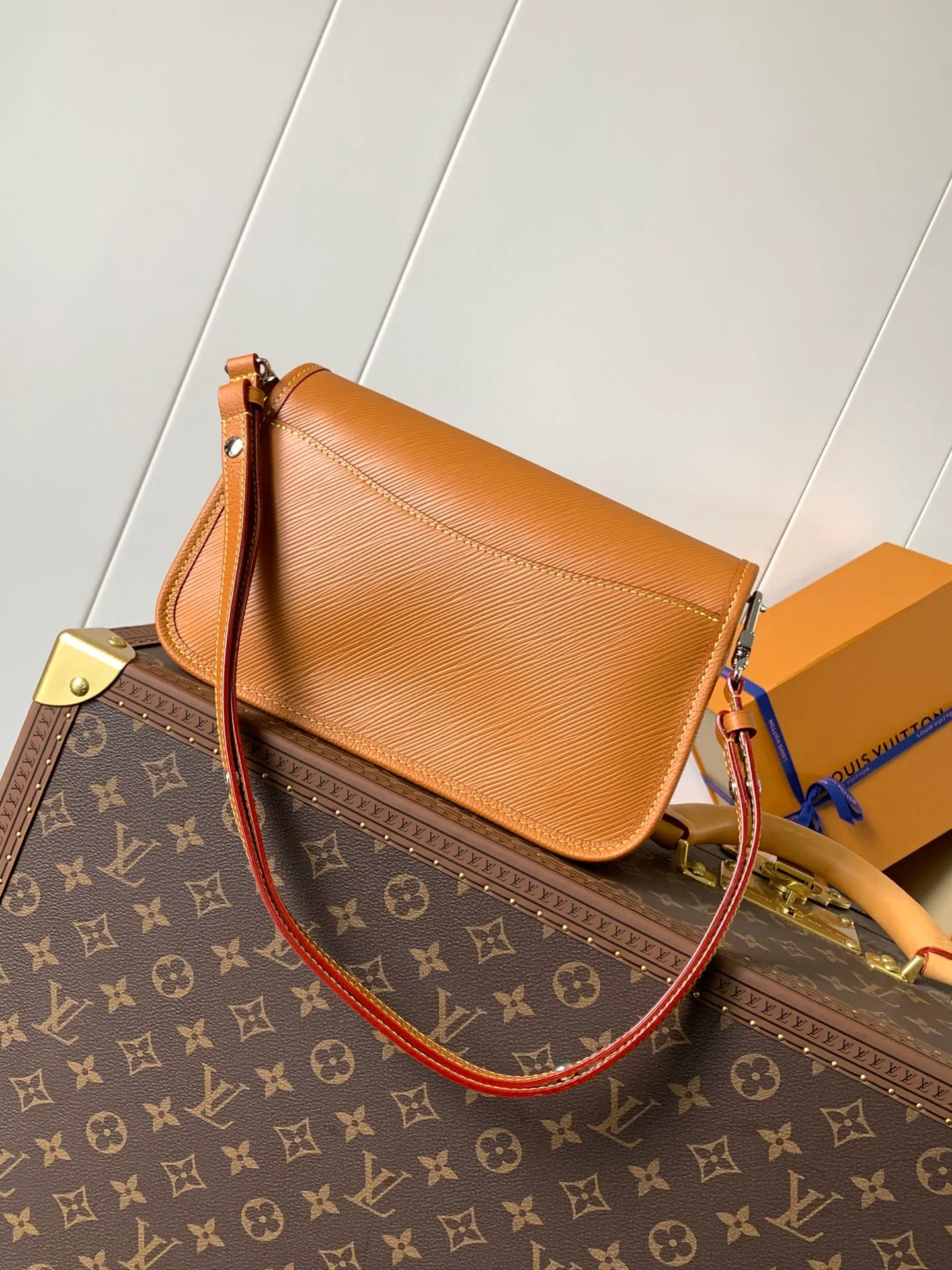 💰1160 (top layer leather) top quality original order, transcoding chip M59386 black M59457 white M59459 caramel top layer cowhide This Buci handbag is made of iconic Epi leather, with smooth leather outlines the corners and lining, achieving a classic soft silhouette. The resin LV logo adds a modern touch, and the adjustable strap allows for comfortable shoulder or cross-body wear.  Dimensions: 24.5 x 15.5 x 9 cm