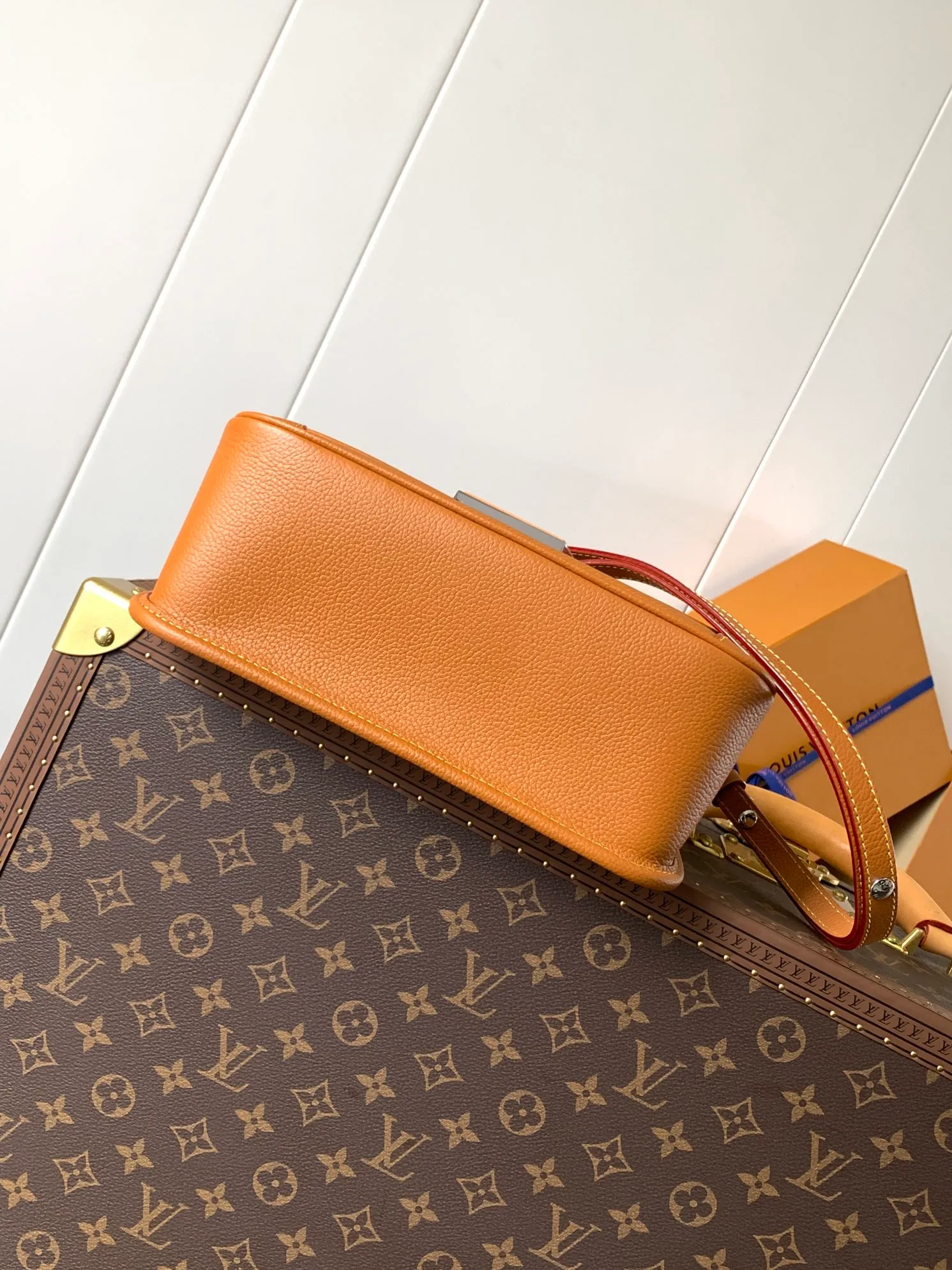 💰1160 (top layer leather) top quality original order, transcoding chip M59386 black M59457 white M59459 caramel top layer cowhide This Buci handbag is made of iconic Epi leather, with smooth leather outlines the corners and lining, achieving a classic soft silhouette. The resin LV logo adds a modern touch, and the adjustable strap allows for comfortable shoulder or cross-body wear.  Dimensions: 24.5 x 15.5 x 9 cm