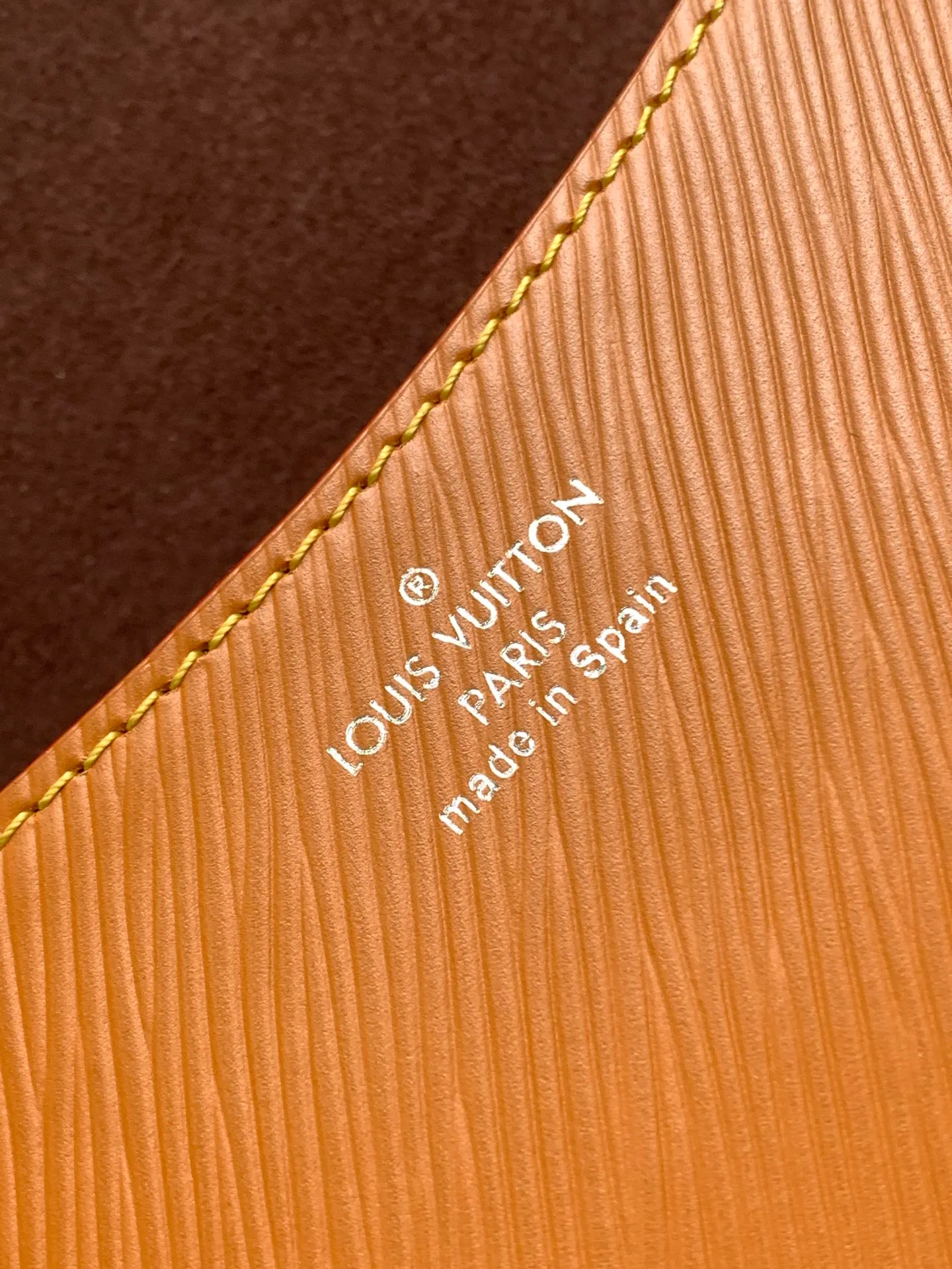💰1160 (top layer leather) top quality original order, transcoding chip M59386 black M59457 white M59459 caramel top layer cowhide This Buci handbag is made of iconic Epi leather, with smooth leather outlines the corners and lining, achieving a classic soft silhouette. The resin LV logo adds a modern touch, and the adjustable strap allows for comfortable shoulder or cross-body wear.  Dimensions: 24.5 x 15.5 x 9 cm
