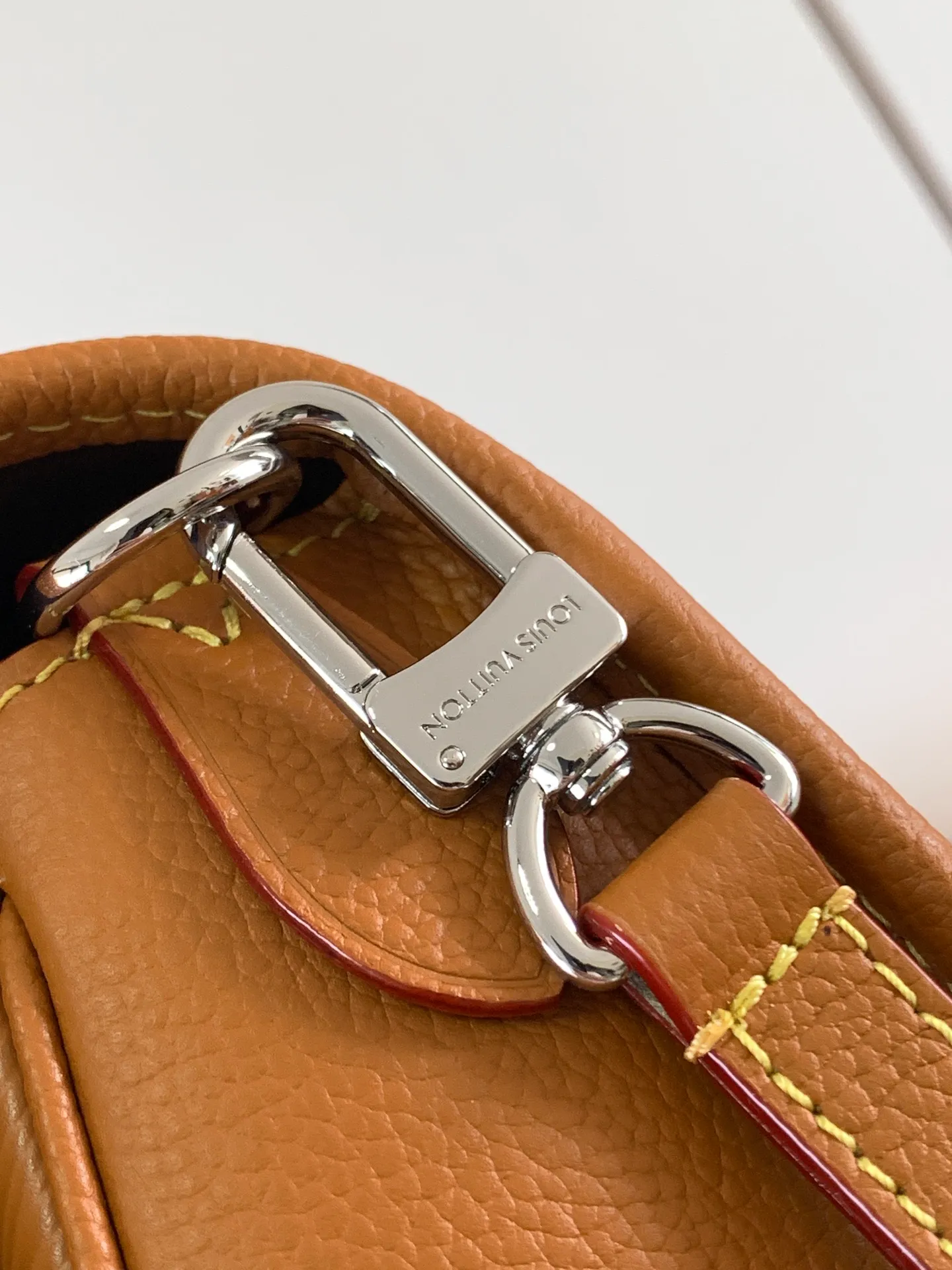 💰1160 (top layer leather) top quality original order, transcoding chip M59386 black M59457 white M59459 caramel top layer cowhide This Buci handbag is made of iconic Epi leather, with smooth leather outlines the corners and lining, achieving a classic soft silhouette. The resin LV logo adds a modern touch, and the adjustable strap allows for comfortable shoulder or cross-body wear.  Dimensions: 24.5 x 15.5 x 9 cm