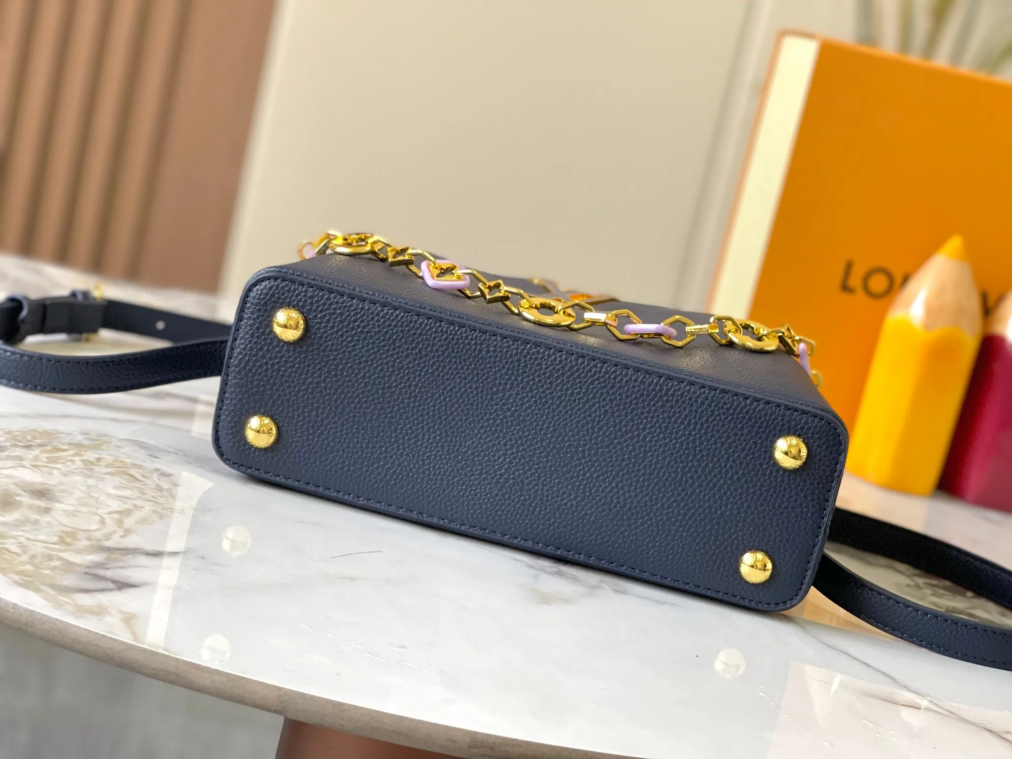 p480 [Guangzhou top-quality original version] M14971 blue This CapucinesBB handbag quotes the design elements of the Harmony series and tells the inspiration of the Monogram flower with a gorgeous chain. The Taurillon cow leather bag is embellished with the resin-coated LV logo, and the flap can be opened externally or internally to reveal a neat interior with multiple pockets. Size:27×18×9cm