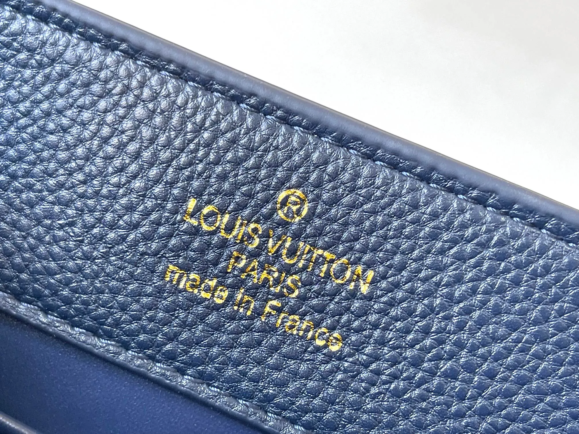 p480 [Guangzhou top-quality original version] M14971 blue This CapucinesBB handbag quotes the design elements of the Harmony series and tells the inspiration of the Monogram flower with a gorgeous chain. The Taurillon cow leather bag is embellished with the resin-coated LV logo, and the flap can be opened externally or internally to reveal a neat interior with multiple pockets. Size:27×18×9cm