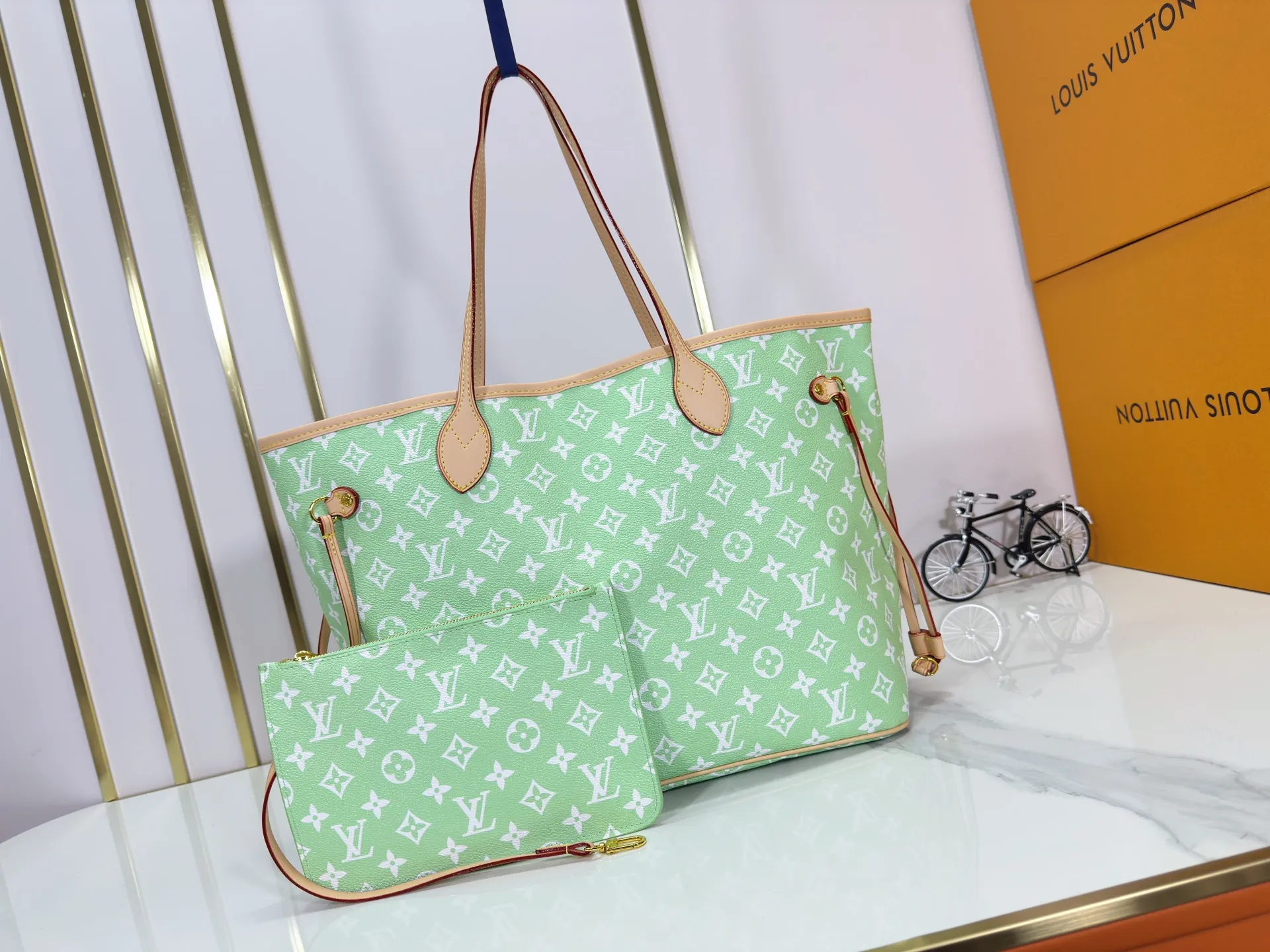 P280 Upgraded Original M40995 The legendary Neverfull bag always meets your every handbag need. It has a large capacity but is not bulky. It is stiff and soft to the touch, making it suitable for home and travel. Tighten the side ties and it instantly transforms into a stylish urban handbag. Loosen the straps and it transforms into a chic and practical handbag. The slender leather handle can be carried over the shoulder or between the arms. The model shown here is made of Damier Ebène canvas. Dimensions: 31.0 x 28.0 x 14.0 cm