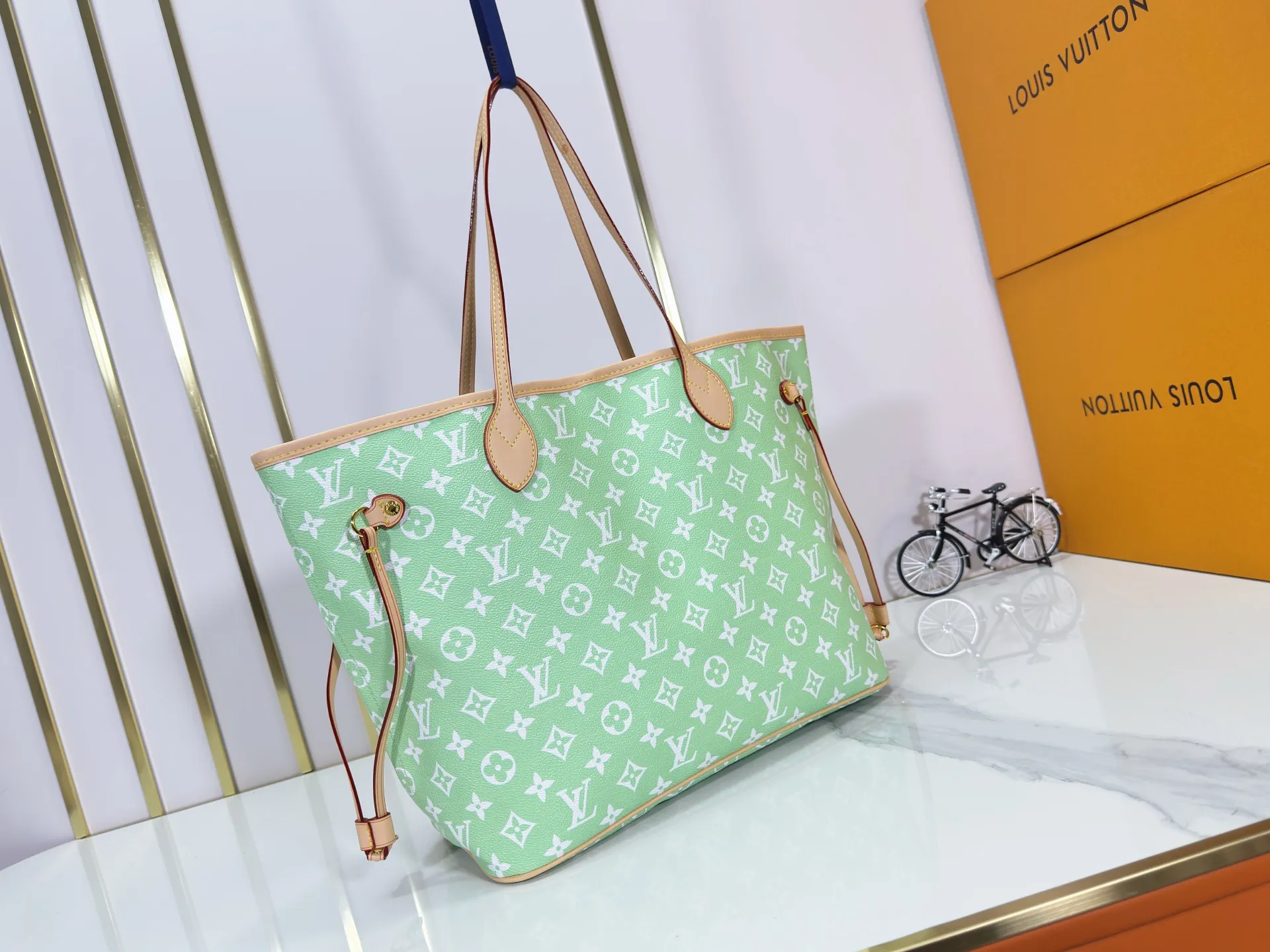 P280 Upgraded Original M40995 The legendary Neverfull bag always meets your every handbag need. It has a large capacity but is not bulky. It is stiff and soft to the touch, making it suitable for home and travel. Tighten the side ties and it instantly transforms into a stylish urban handbag. Loosen the straps and it transforms into a chic and practical handbag. The slender leather handle can be carried over the shoulder or between the arms. The model shown here is made of Damier Ebène canvas. Dimensions: 31.0 x 28.0 x 14.0 cm
