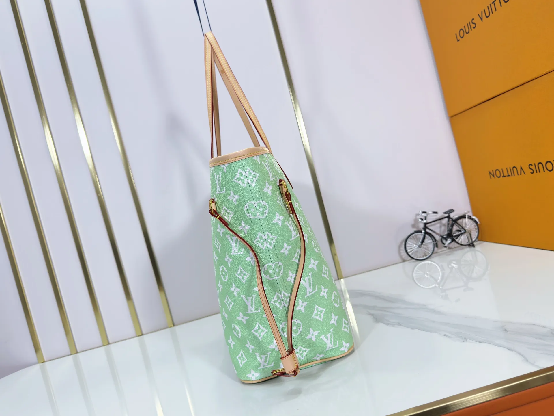 P280 Upgraded Original M40995 The legendary Neverfull bag always meets your every handbag need. It has a large capacity but is not bulky. It is stiff and soft to the touch, making it suitable for home and travel. Tighten the side ties and it instantly transforms into a stylish urban handbag. Loosen the straps and it transforms into a chic and practical handbag. The slender leather handle can be carried over the shoulder or between the arms. The model shown here is made of Damier Ebène canvas. Dimensions: 31.0 x 28.0 x 14.0 cm