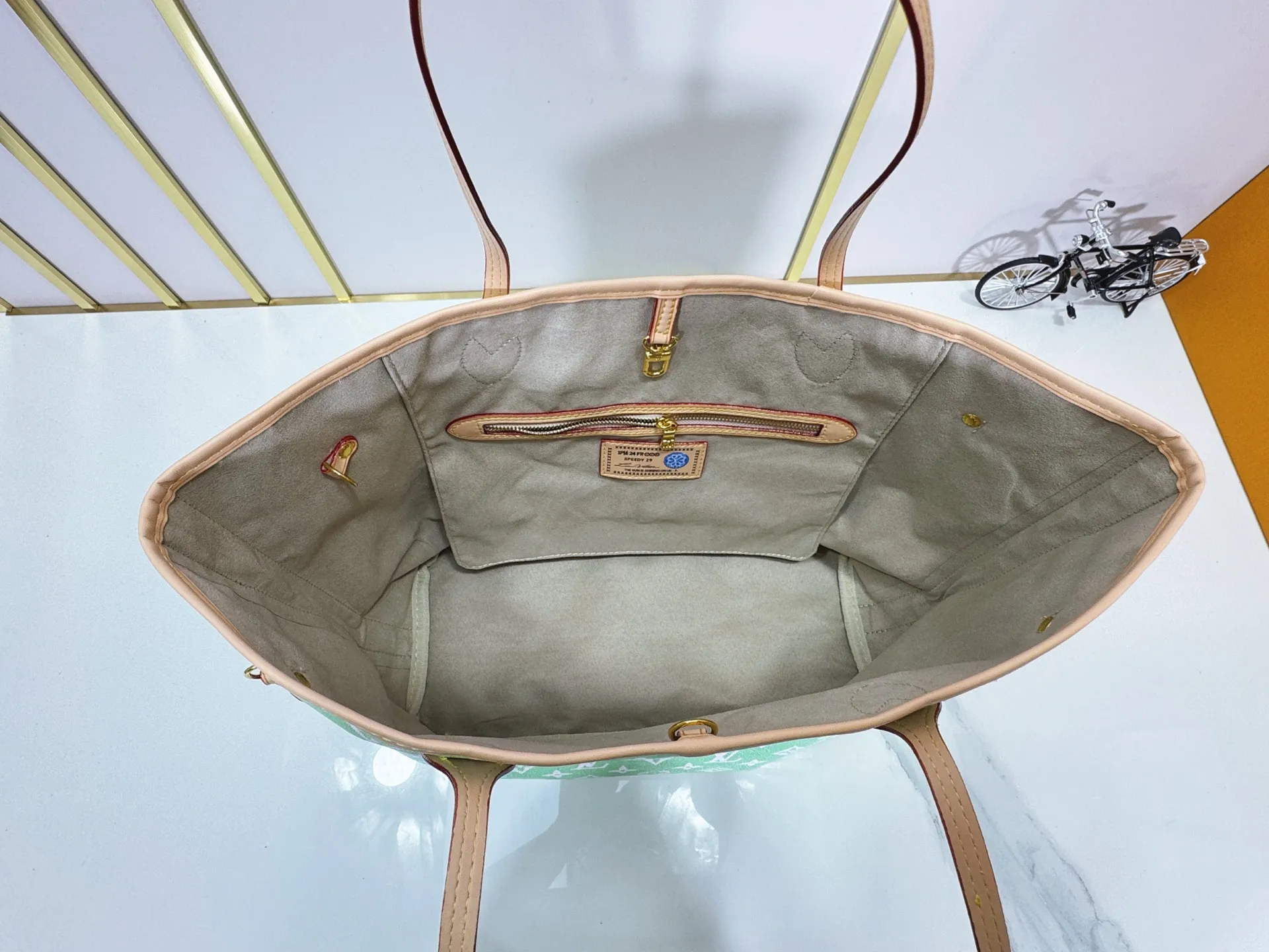 P280 Upgraded Original M40995 The legendary Neverfull bag always meets your every handbag need. It has a large capacity but is not bulky. It is stiff and soft to the touch, making it suitable for home and travel. Tighten the side ties and it instantly transforms into a stylish urban handbag. Loosen the straps and it transforms into a chic and practical handbag. The slender leather handle can be carried over the shoulder or between the arms. The model shown here is made of Damier Ebène canvas. Dimensions: 31.0 x 28.0 x 14.0 cm