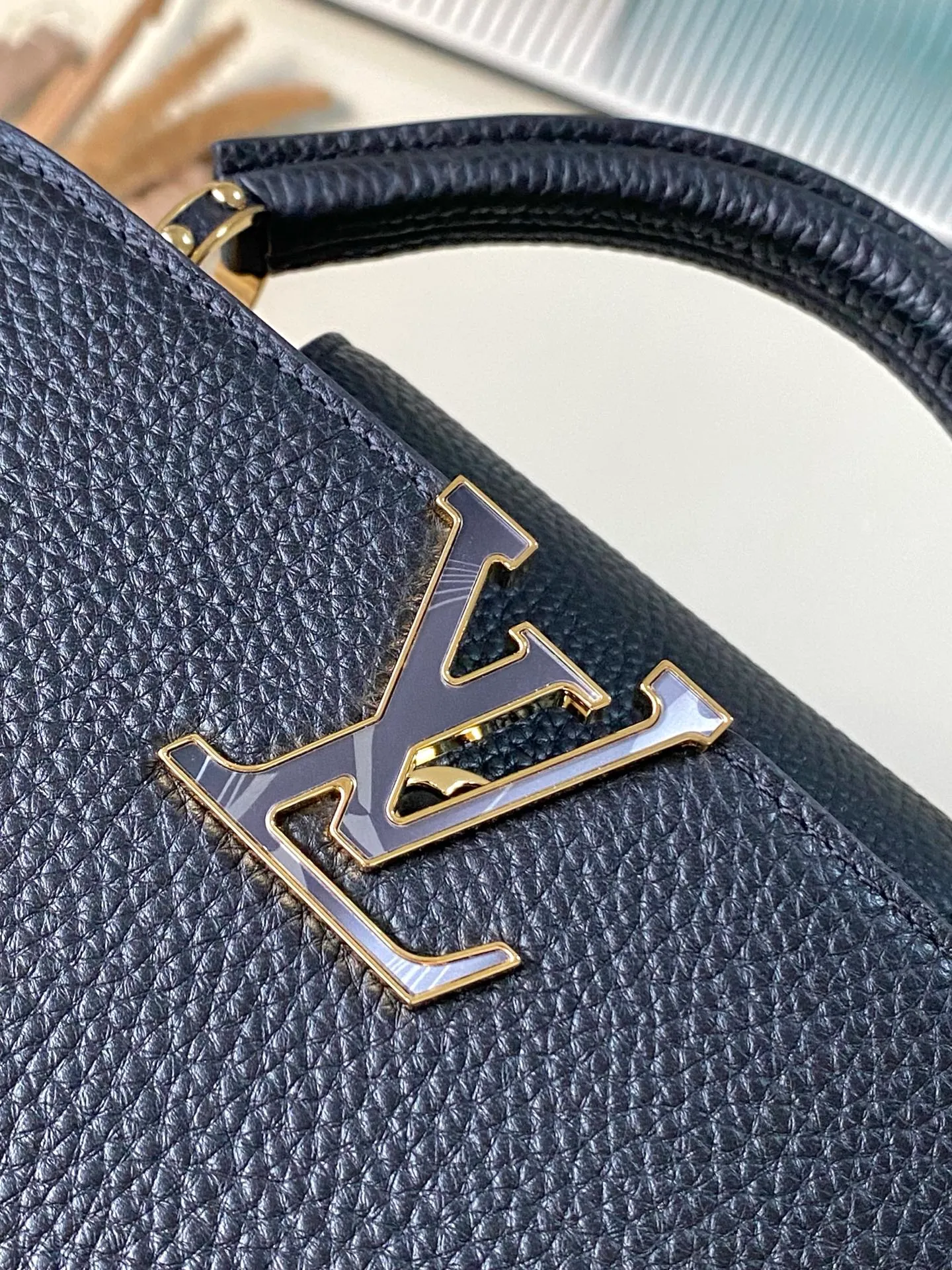 💰2320 "Special Original Leather" M14970 Small This Capucines small handbag is from the Harmony series, using a decorative chain to explore the inspiration of the Monogram flower. Taurillon cow leather creates an elegant structure, colorful resin outlines the V letter, and the flip cover provides two styles: external or internal. The neat interior is equipped with multiple pockets, and the detachable and adjustable shoulder strap makes it easy to wear cross-body. Dimensions: 27 × 18 × 9cm