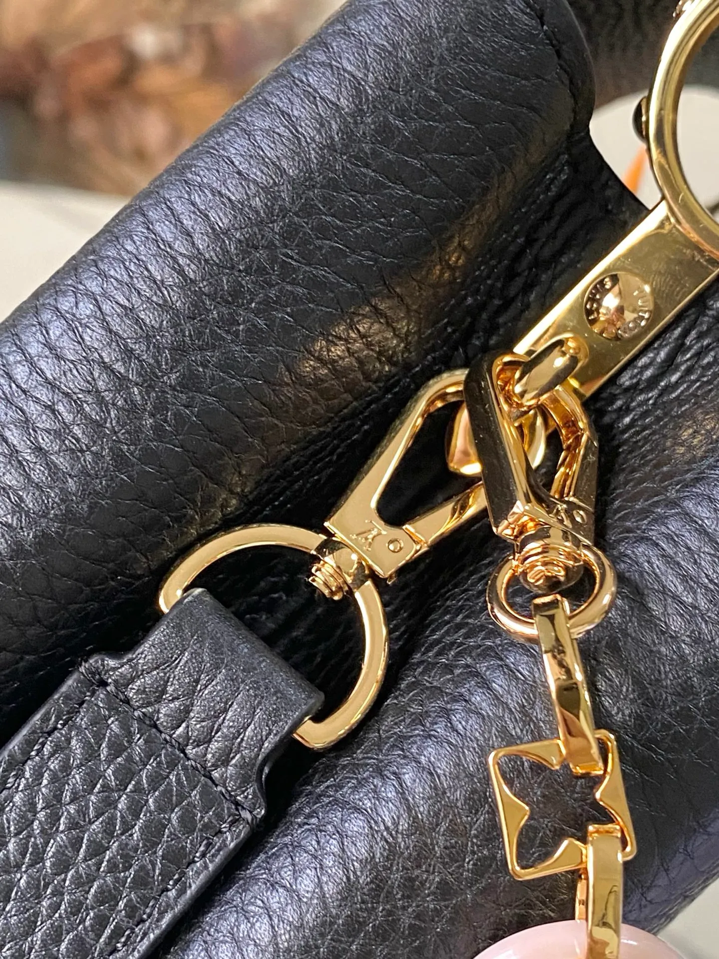 💰2320 "Special Original Leather" M14970 Small This Capucines small handbag is from the Harmony series, using a decorative chain to explore the inspiration of the Monogram flower. Taurillon cow leather creates an elegant structure, colorful resin outlines the V letter, and the flip cover provides two styles: external or internal. The neat interior is equipped with multiple pockets, and the detachable and adjustable shoulder strap makes it easy to wear cross-body. Dimensions: 27 × 18 × 9cm