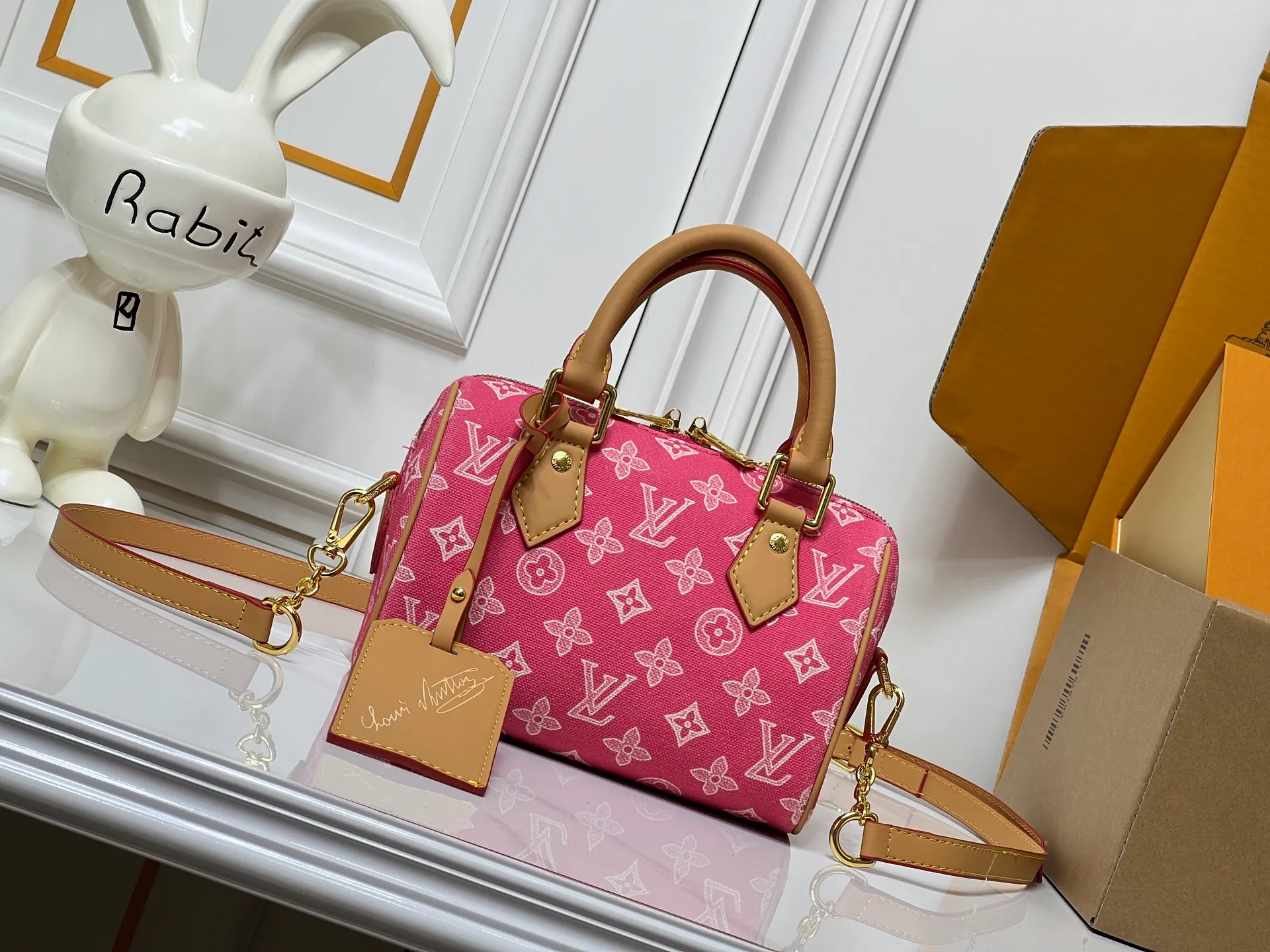 Batch 240💰[ALMA BB handbag] M27530-M27951-M28102-M46234-M27526-28272-M27525 This Alma BB handbag comes from the Travels With Grace Coddington series launched by Louis Vuitton and Grace Coddington, focusing on the fun Meowgram pattern. The canvas body is trimmed with calfskin and the fabric shoulder strap reads "Louis Vuitton" in Coddington's script. The exquisite padlocks and key cases once again prove the brand's exquisite craftsmanship.  Dimensions: 20.5×13.5×12cm (height x width x length)