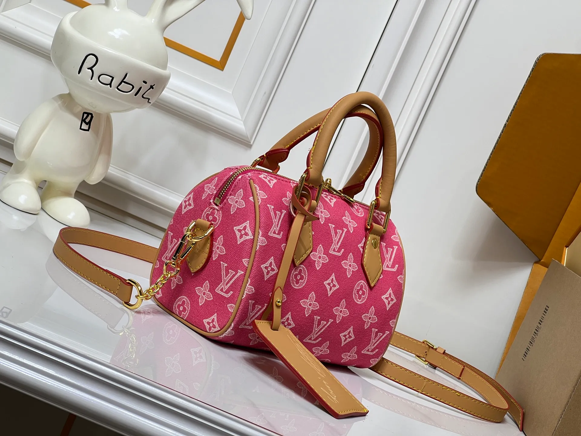 Batch 240💰[ALMA BB handbag] M27530-M27951-M28102-M46234-M27526-28272-M27525 This Alma BB handbag comes from the Travels With Grace Coddington series launched by Louis Vuitton and Grace Coddington, focusing on the fun Meowgram pattern. The canvas body is trimmed with calfskin and the fabric shoulder strap reads "Louis Vuitton" in Coddington's script. The exquisite padlocks and key cases once again prove the brand's exquisite craftsmanship.  Dimensions: 20.5×13.5×12cm (height x width x length)