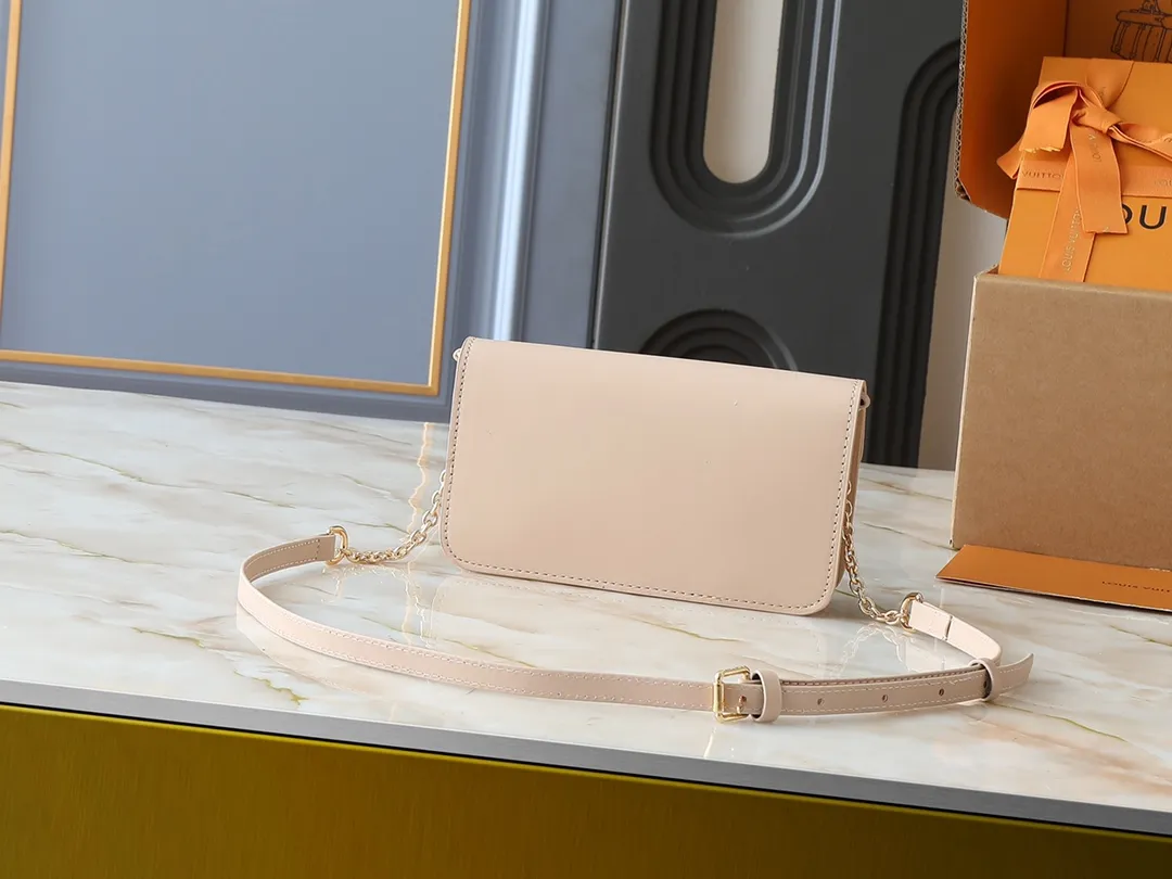 💰240💰Upgraded from the original M14564 M14547 M14581 M14548 This Wallet On Chain handbag is from the Louis Vuitton LV Bloom series. It is cut from cow leather in a fashionable and practical configuration. It's decorated with embellishments inspired by the brand's iconic Monogram pattern. There's plenty of space to store a smartphone, and contrasting metal hardware adds an elegant touch. Dimensions: 20.0 x 11.5 x 4.0 cm (length x height x width)