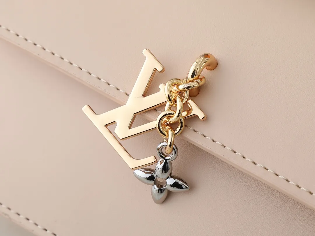 💰240💰Upgraded from the original M14564 M14547 M14581 M14548 This Wallet On Chain handbag is from the Louis Vuitton LV Bloom series. It is cut from cow leather in a fashionable and practical configuration. It's decorated with embellishments inspired by the brand's iconic Monogram pattern. There's plenty of space to store a smartphone, and contrasting metal hardware adds an elegant touch. Dimensions: 20.0 x 11.5 x 4.0 cm (length x height x width)