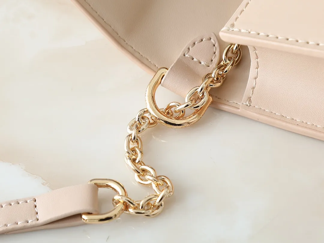 💰240💰Upgraded from the original M14564 M14547 M14581 M14548 This Wallet On Chain handbag is from the Louis Vuitton LV Bloom series. It is cut from cow leather in a fashionable and practical configuration. It's decorated with embellishments inspired by the brand's iconic Monogram pattern. There's plenty of space to store a smartphone, and contrasting metal hardware adds an elegant touch. Dimensions: 20.0 x 11.5 x 4.0 cm (length x height x width)