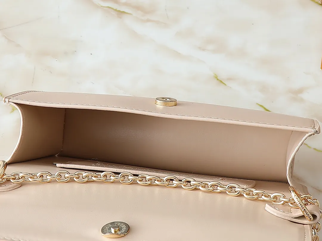 💰240💰Upgraded from the original M14564 M14547 M14581 M14548 This Wallet On Chain handbag is from the Louis Vuitton LV Bloom series. It is cut from cow leather in a fashionable and practical configuration. It's decorated with embellishments inspired by the brand's iconic Monogram pattern. There's plenty of space to store a smartphone, and contrasting metal hardware adds an elegant touch. Dimensions: 20.0 x 11.5 x 4.0 cm (length x height x width)