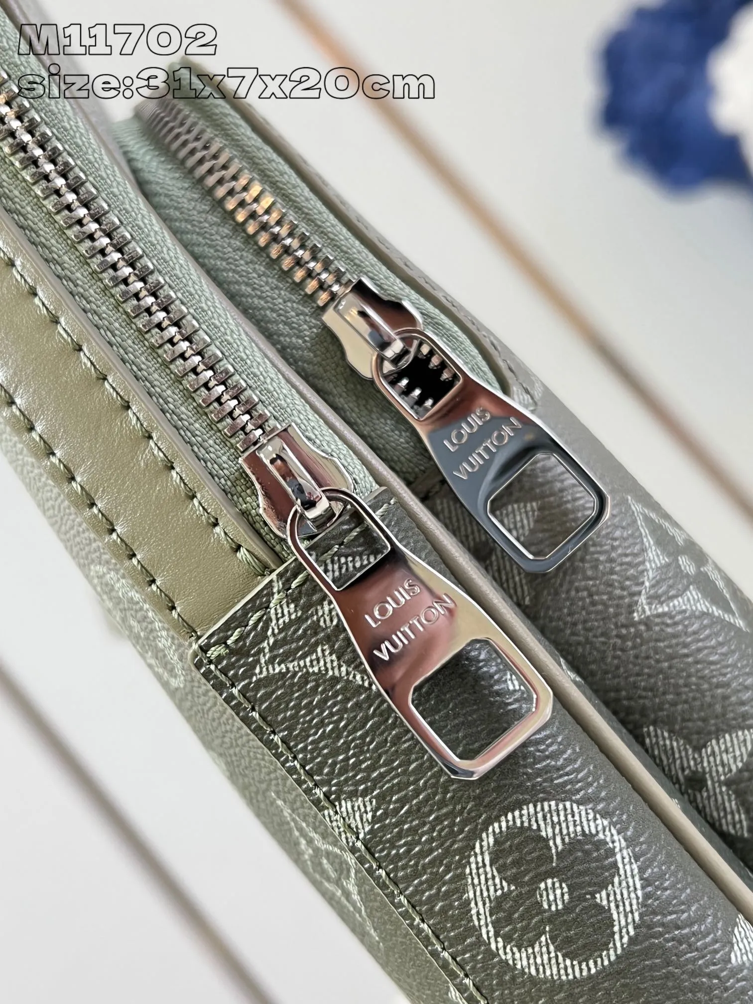 💰960 Top Original [M11702 Gradient] This Avenue shoulder bag uses canvas shoulder straps and lining, injecting sustainable concepts into the classic design. Monogram Macassar canvas and leather trim add a dash of elegance, while zippered front pockets and a small top zip pocket complete the functional details. 31 x 7 x 20 cm (height x width x length) B