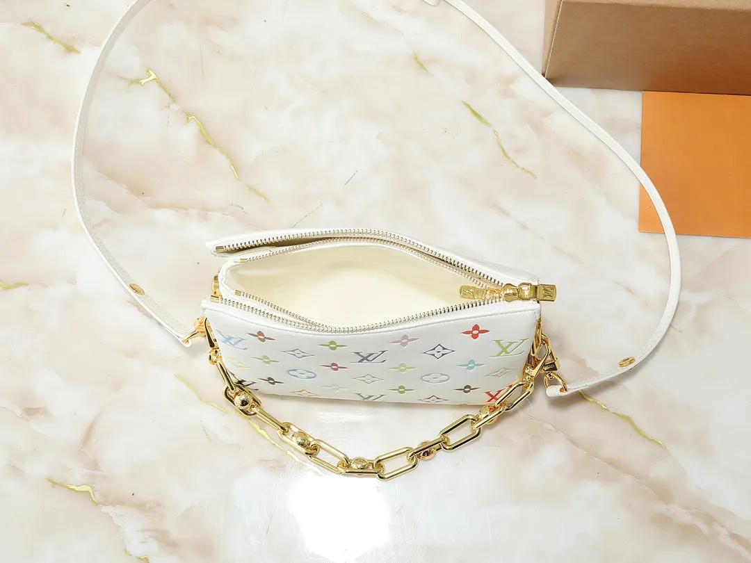 💰240💰Upgraded from the original M59598 M59389 M59396 M13233 M21259 M25218 M20770 M11401 This Coussin BB handbag is made of soft sheep leather with an embossed Monogram pattern. It has an inner compartment in a compact silhouette, making it an elegant choice for both day and night. Both the chunky chain and slim leather strap are removable, allowing for a variety of styling possibilities. Dimensions: 21.0 x 16.0 x 7.0 cm (length x height x width)