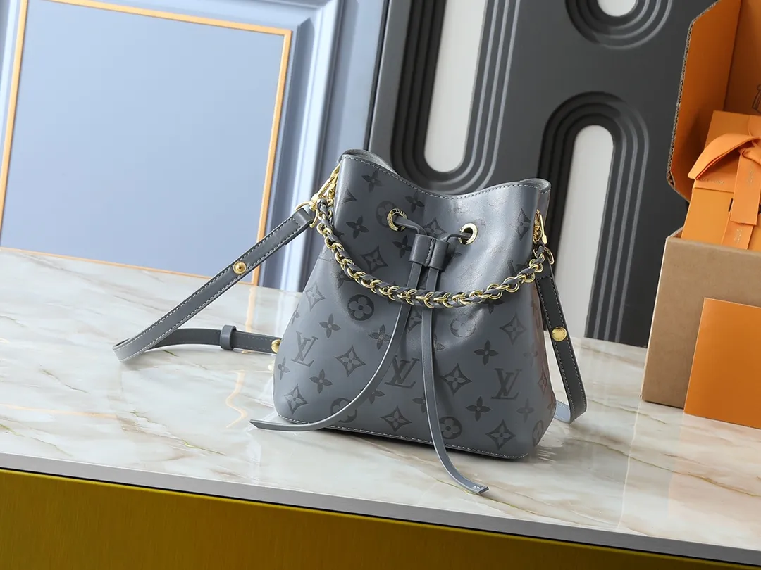 💰240💰Upgraded from the original M12749 M46581. This Néonoé BB handbag is made of the brand's new Monogram Ink leather, and uses classic prints to brighten the handbag series, showing modern style in simplicity. Braided chain and dazzling hardware add a touch of elegance, while an interior pocket keeps valuables secure. Dimensions: 20.0 x 20.0 x 13.0 cm (length x height x width)