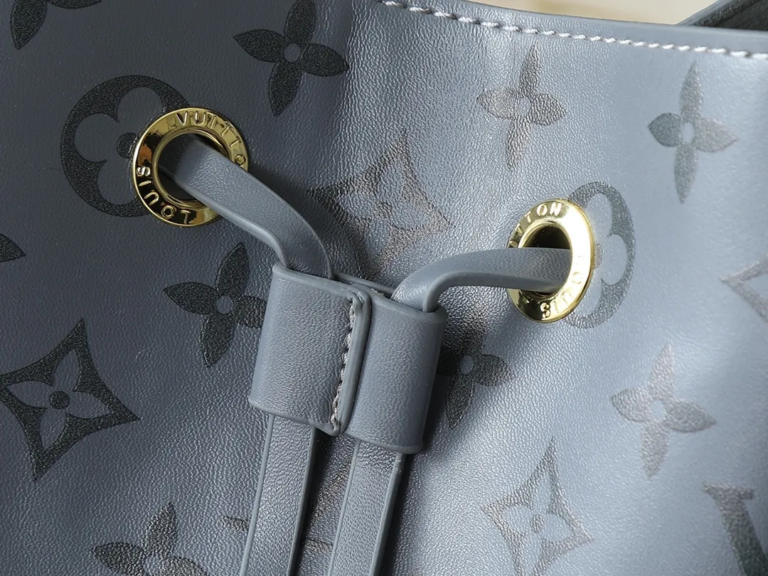 💰240💰Upgraded from the original M12749 M46581. This Néonoé BB handbag is made of the brand's new Monogram Ink leather, and uses classic prints to brighten the handbag series, showing modern style in simplicity. Braided chain and dazzling hardware add a touch of elegance, while an interior pocket keeps valuables secure. Dimensions: 20.0 x 20.0 x 13.0 cm (length x height x width)
