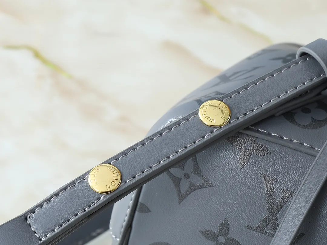 💰240💰Upgraded from the original M12749 M46581. This Néonoé BB handbag is made of the brand's new Monogram Ink leather, and uses classic prints to brighten the handbag series, showing modern style in simplicity. Braided chain and dazzling hardware add a touch of elegance, while an interior pocket keeps valuables secure. Dimensions: 20.0 x 20.0 x 13.0 cm (length x height x width)
