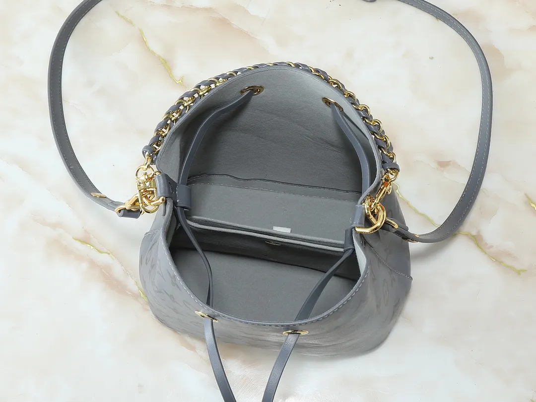💰240💰Upgraded from the original M12749 M46581. This Néonoé BB handbag is made of the brand's new Monogram Ink leather, and uses classic prints to brighten the handbag series, showing modern style in simplicity. Braided chain and dazzling hardware add a touch of elegance, while an interior pocket keeps valuables secure. Dimensions: 20.0 x 20.0 x 13.0 cm (length x height x width)