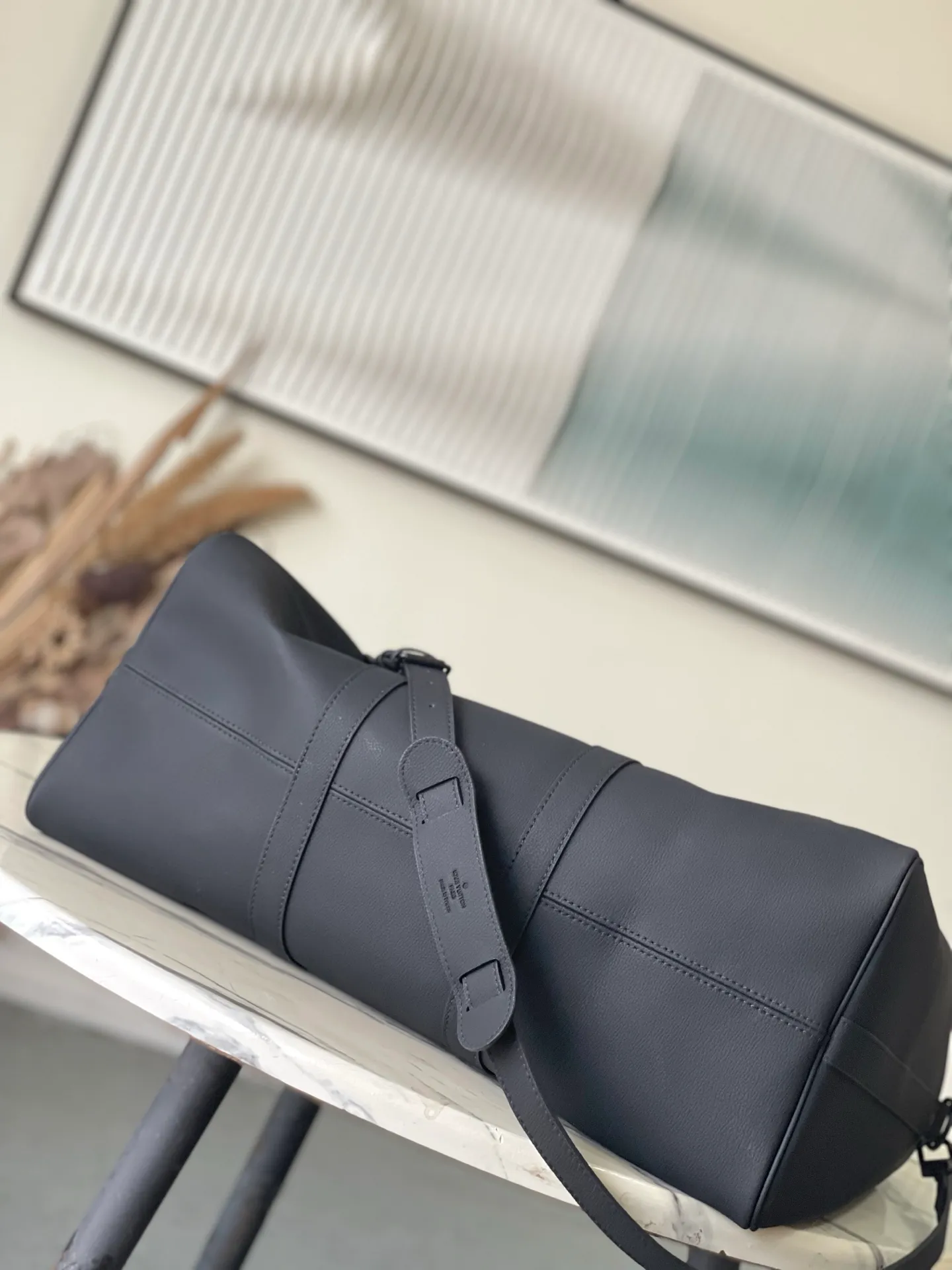 💰1460 (top layer leather) top original order M26118 black. The waxed cow leather used in this Keepall Bandouliere50 travel bag has a soft texture and delicate texture. Together with the LV letters on the front, it conveys an elegant and restrained atmosphere. It is matched with fabric lining of the same color and old metal parts. The top handle and detachable and adjustable shoulder strap allow for a variety of carrying options, making it another perfect choice for weekend outings. Dimensions: 50 × 29 × 23 cm