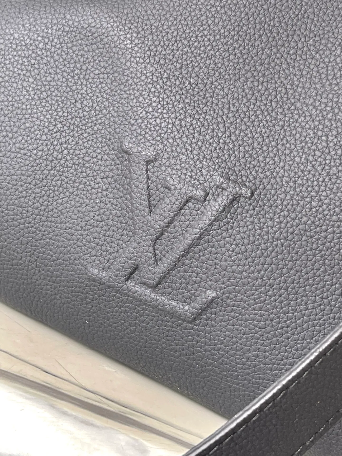 💰1460 (top layer leather) top original order M26118 black. The waxed cow leather used in this Keepall Bandouliere50 travel bag has a soft texture and delicate texture. Together with the LV letters on the front, it conveys an elegant and restrained atmosphere. It is matched with fabric lining of the same color and old metal parts. The top handle and detachable and adjustable shoulder strap allow for a variety of carrying options, making it another perfect choice for weekend outings. Dimensions: 50 × 29 × 23 cm