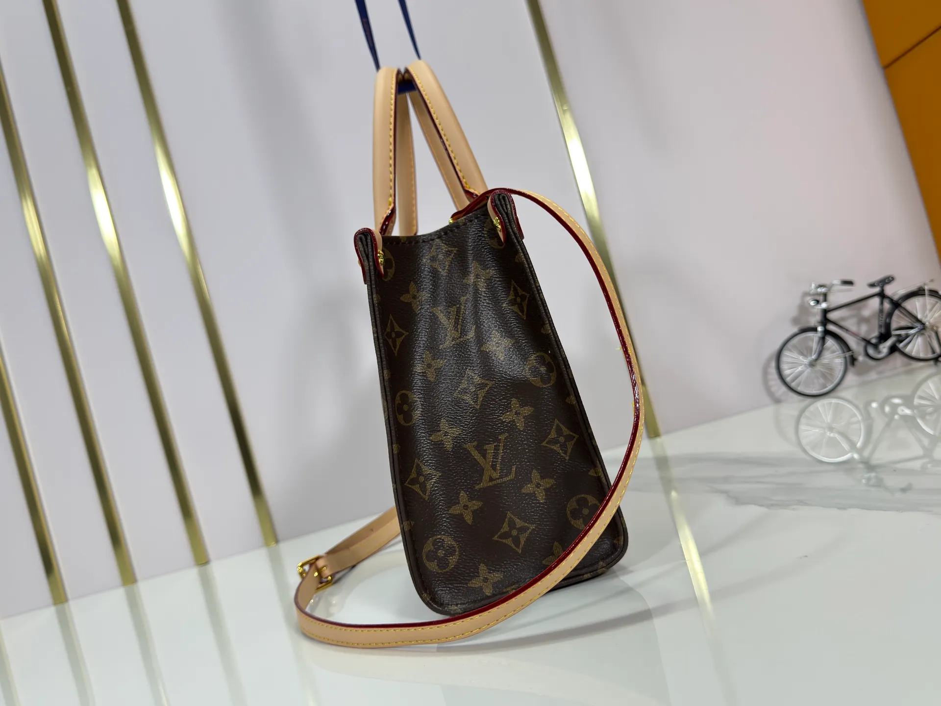 P240 upgraded original M45659 M46373 M13668 M44571 The Louis Vuitton x Murakami reissue series interprets the exquisite version of the OnTheGo handbag with playful touches. Monogram canvas and cow leather establish the brand's classic style, and Murakami's cute and cute panda image is transformed into front and back prints. The detachable and adjustable shoulder strap provides a variety of carrying options, and the zippered interior pocket keeps personal items safe and secure. Dimensions: 25.0 x 19.0 x 11.5 cm (length x height x width)