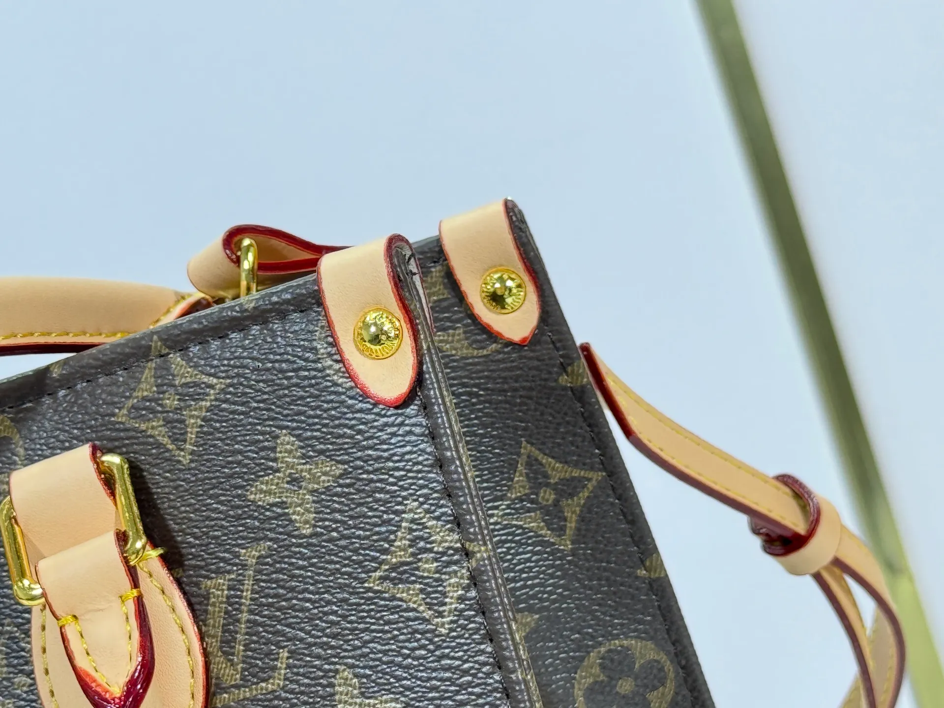 P240 upgraded original M45659 M46373 M13668 M44571 The Louis Vuitton x Murakami reissue series interprets the exquisite version of the OnTheGo handbag with playful touches. Monogram canvas and cow leather establish the brand's classic style, and Murakami's cute and cute panda image is transformed into front and back prints. The detachable and adjustable shoulder strap provides a variety of carrying options, and the zippered interior pocket keeps personal items safe and secure. Dimensions: 25.0 x 19.0 x 11.5 cm (length x height x width)