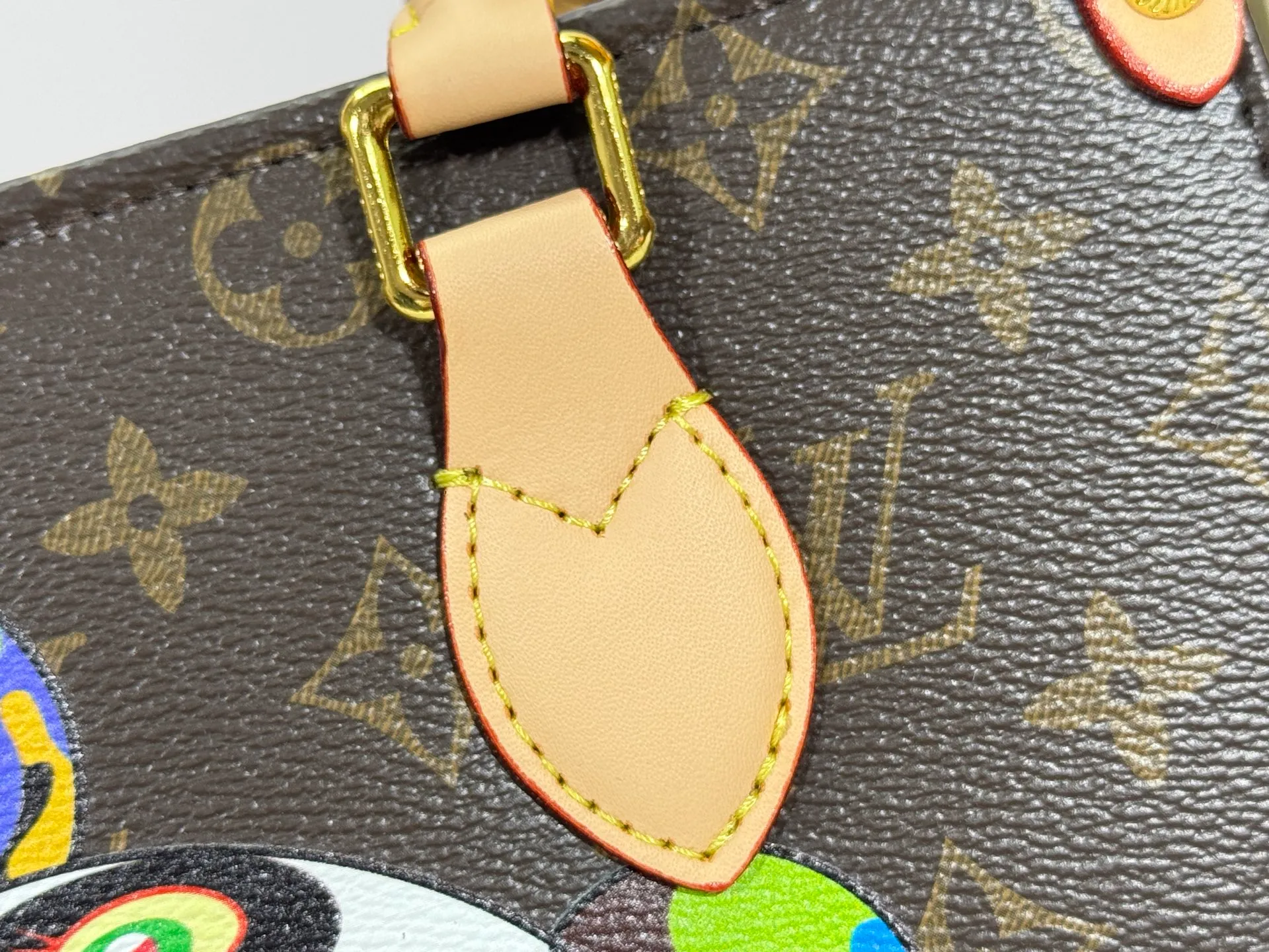 P240 upgraded original M45659 M46373 M13668 M44571 The Louis Vuitton x Murakami reissue series interprets the exquisite version of the OnTheGo handbag with playful touches. Monogram canvas and cow leather establish the brand's classic style, and Murakami's cute and cute panda image is transformed into front and back prints. The detachable and adjustable shoulder strap provides a variety of carrying options, and the zippered interior pocket keeps personal items safe and secure. Dimensions: 25.0 x 19.0 x 11.5 cm (length x height x width)