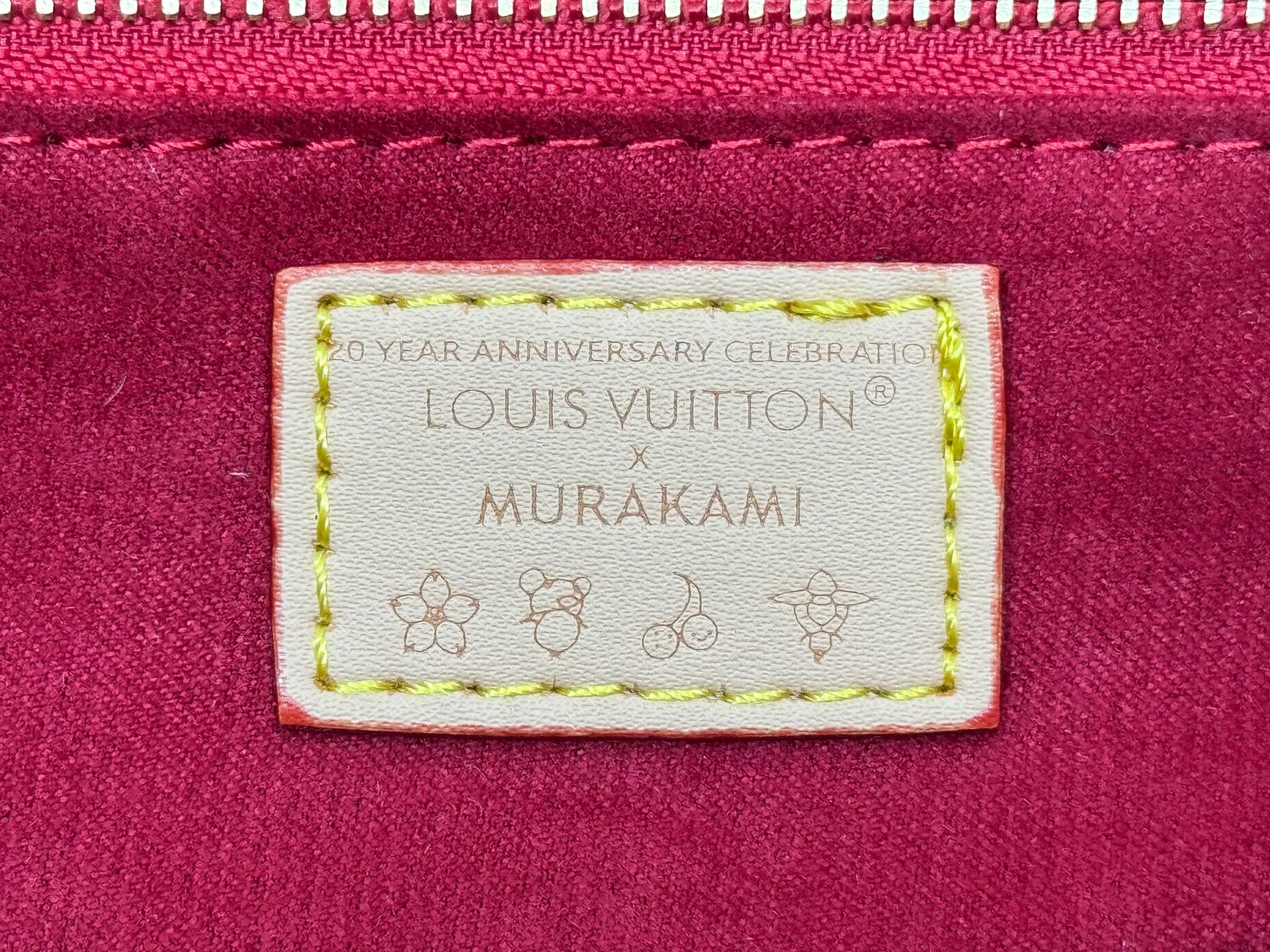 P240 upgraded original M45659 M46373 M13668 M44571 The Louis Vuitton x Murakami reissue series interprets the exquisite version of the OnTheGo handbag with playful touches. Monogram canvas and cow leather establish the brand's classic style, and Murakami's cute and cute panda image is transformed into front and back prints. The detachable and adjustable shoulder strap provides a variety of carrying options, and the zippered interior pocket keeps personal items safe and secure. Dimensions: 25.0 x 19.0 x 11.5 cm (length x height x width)