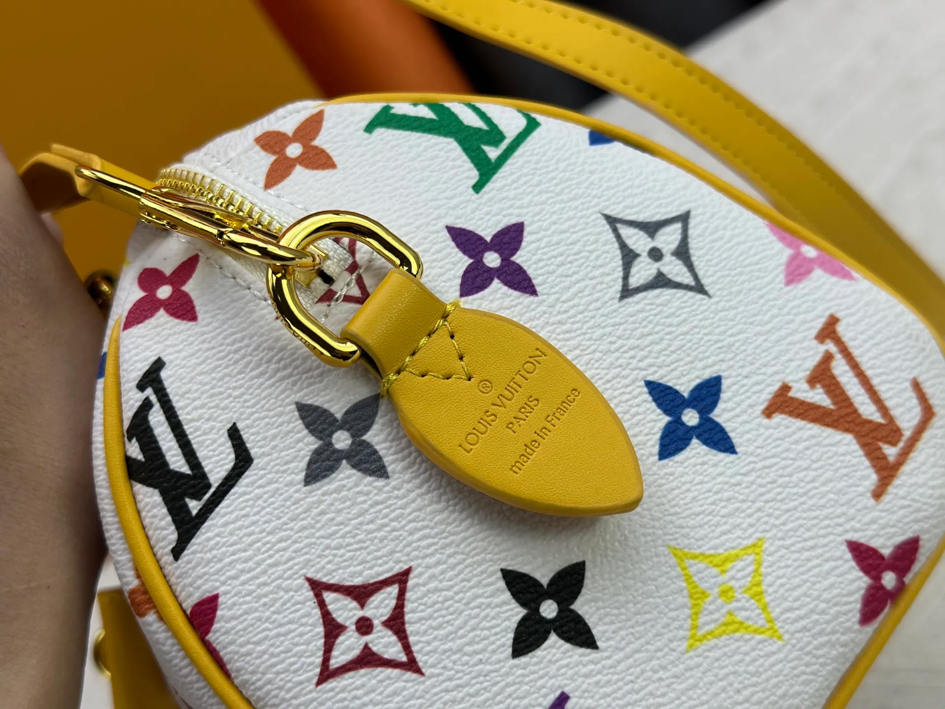 P260 upgraded original M58953 M46234 M46222 Speedy Bandoulière 20 handbag is made of soft coated canvas, and the full-length Monogram pattern is traced in colorful rainbow tones, highlighting the smart style of the Louis Vuitton x Murakami reissue series. The Toron handle and detachable shoulder strap are constructed of cow leather, the metal corners recall classic luggage elements, and the bow-shaped key bag and padlock add brand touches. Dimensions: 20.5 x 13.5 x 12.0 cm (length x height x width)