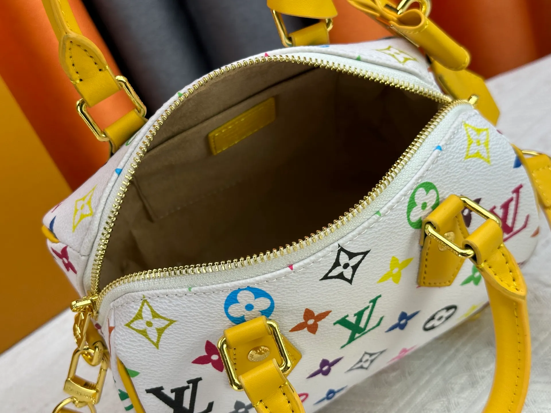 P260 upgraded original M58953 M46234 M46222 Speedy Bandoulière 20 handbag is made of soft coated canvas, and the full-length Monogram pattern is traced in colorful rainbow tones, highlighting the smart style of the Louis Vuitton x Murakami reissue series. The Toron handle and detachable shoulder strap are constructed of cow leather, the metal corners recall classic luggage elements, and the bow-shaped key bag and padlock add brand touches. Dimensions: 20.5 x 13.5 x 12.0 cm (length x height x width)