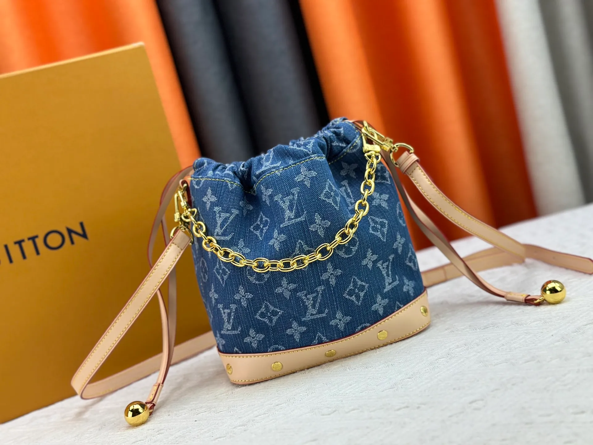 P260 LV M83043 Denim Bucket Bag Large Capacity Shoulder Crossbody Bag Made of exquisite inlay work, classic and versatile, irresistible. Super elegant and full of high-end sense. A must-have in Jimei. Size: 18 20 Item No. 83043