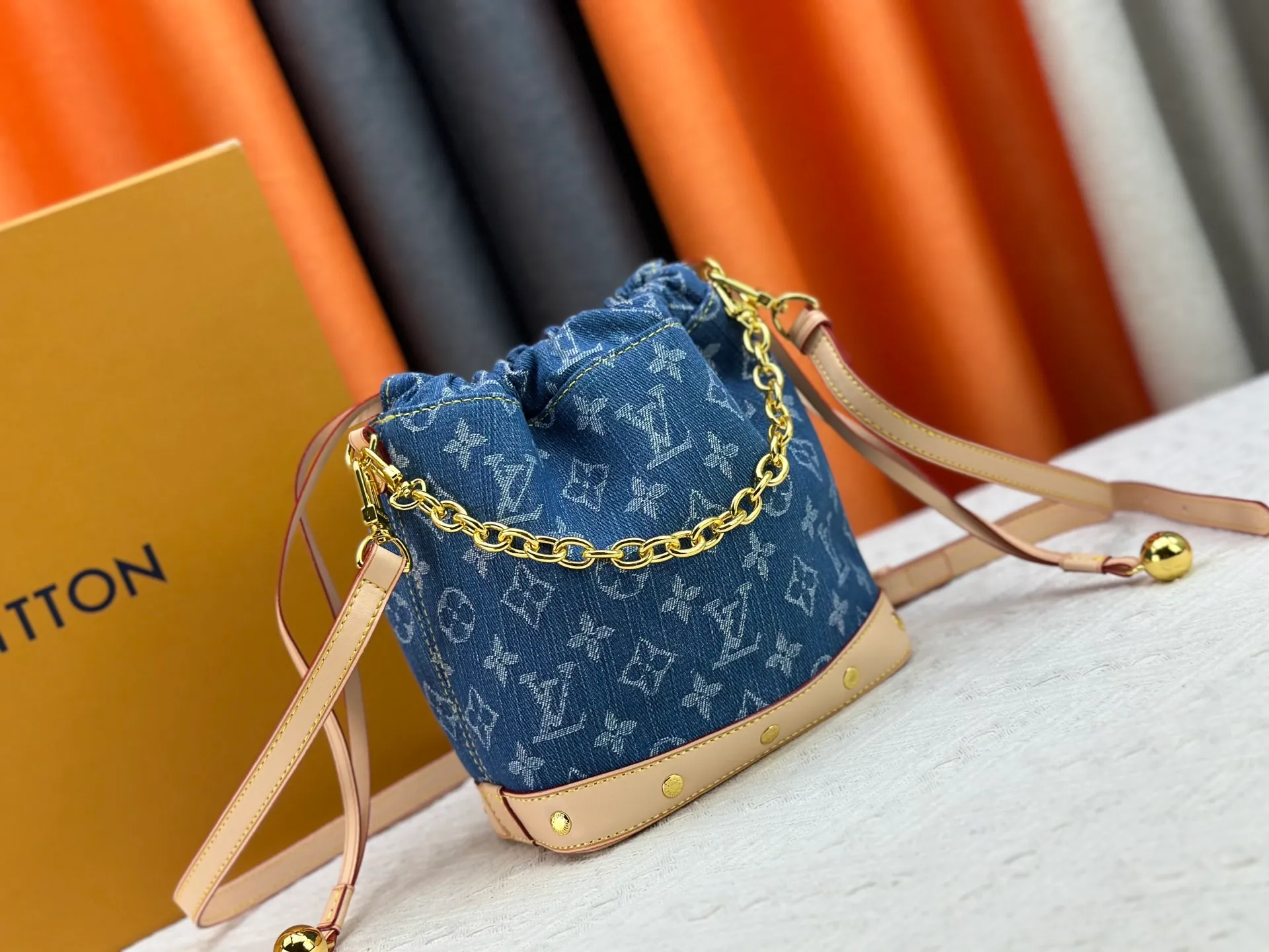 P260 LV M83043 Denim Bucket Bag Large Capacity Shoulder Crossbody Bag Made of exquisite inlay work, classic and versatile, irresistible. Super elegant and full of high-end sense. A must-have in Jimei. Size: 18 20 Item No. 83043