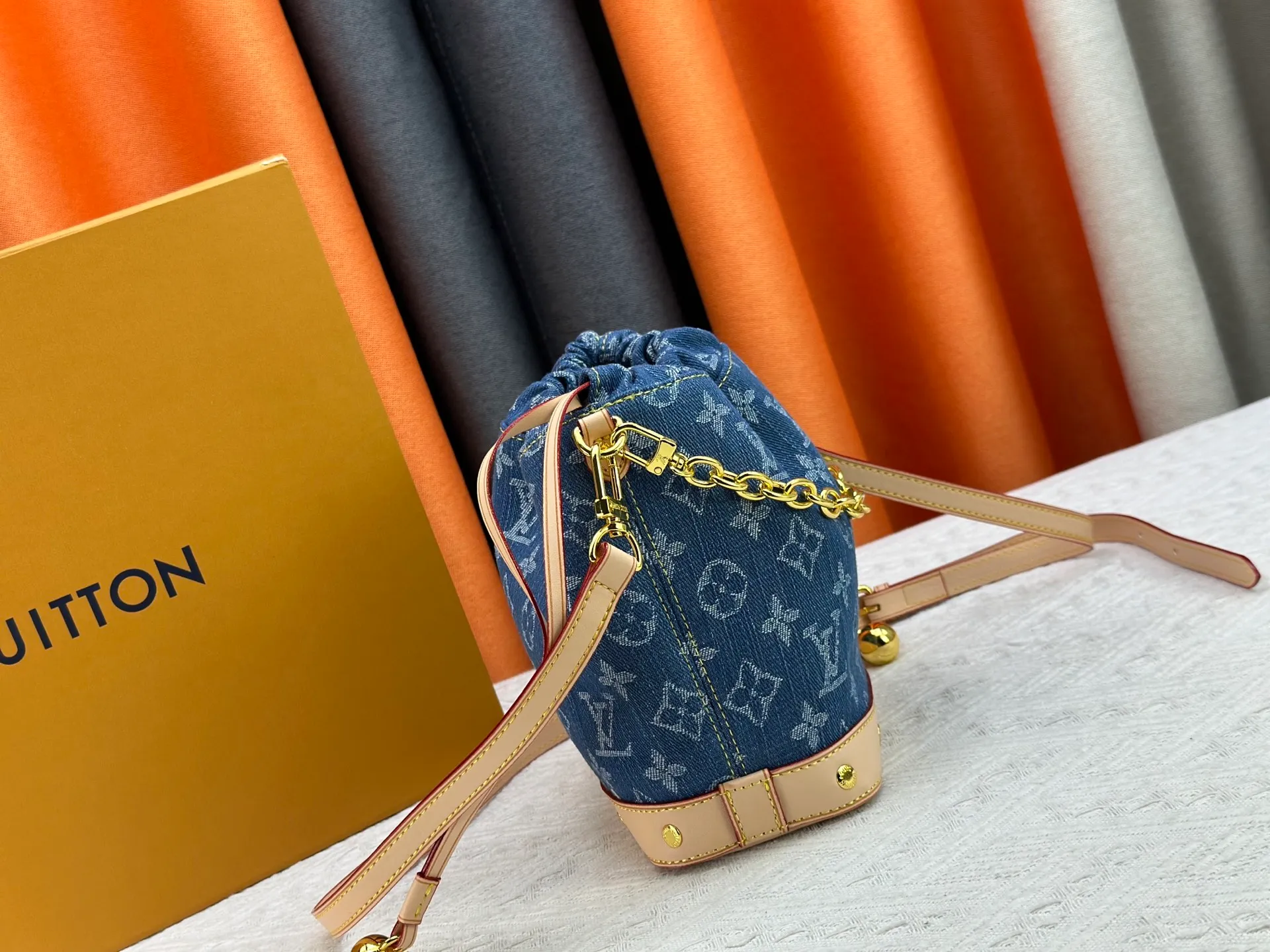 P260 LV M83043 Denim Bucket Bag Large Capacity Shoulder Crossbody Bag Made of exquisite inlay work, classic and versatile, irresistible. Super elegant and full of high-end sense. A must-have in Jimei. Size: 18 20 Item No. 83043