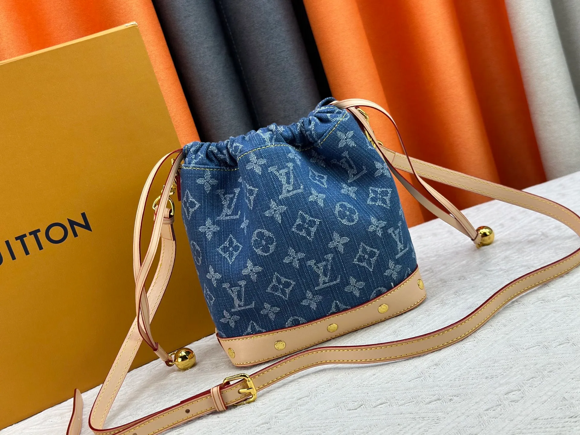 P260 LV M83043 Denim Bucket Bag Large Capacity Shoulder Crossbody Bag Made of exquisite inlay work, classic and versatile, irresistible. Super elegant and full of high-end sense. A must-have in Jimei. Size: 18 20 Item No. 83043